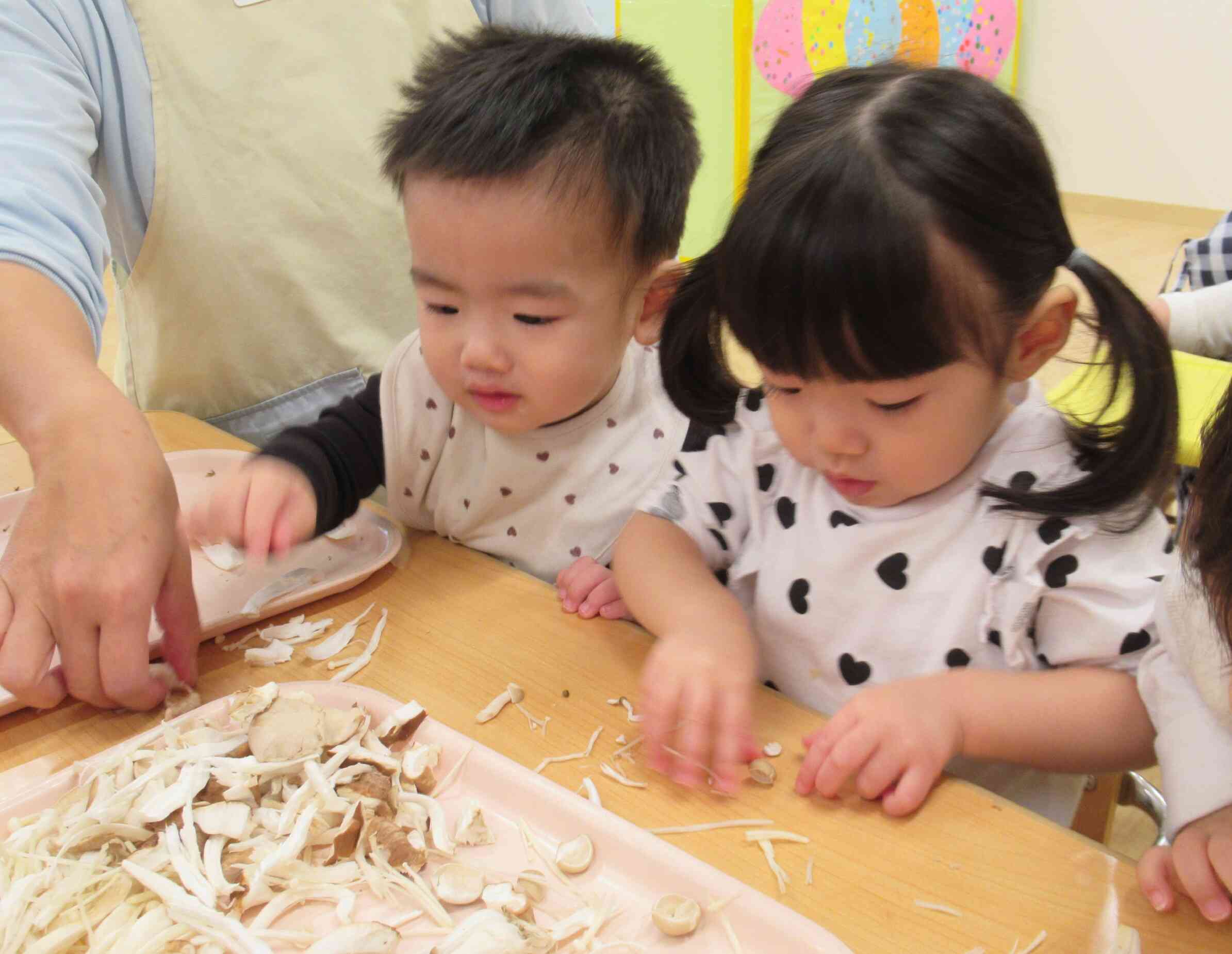 「ぼくもする！」と０歳児のⅯくんも先生と一緒に触ってみました。不思議そうな表情でした。