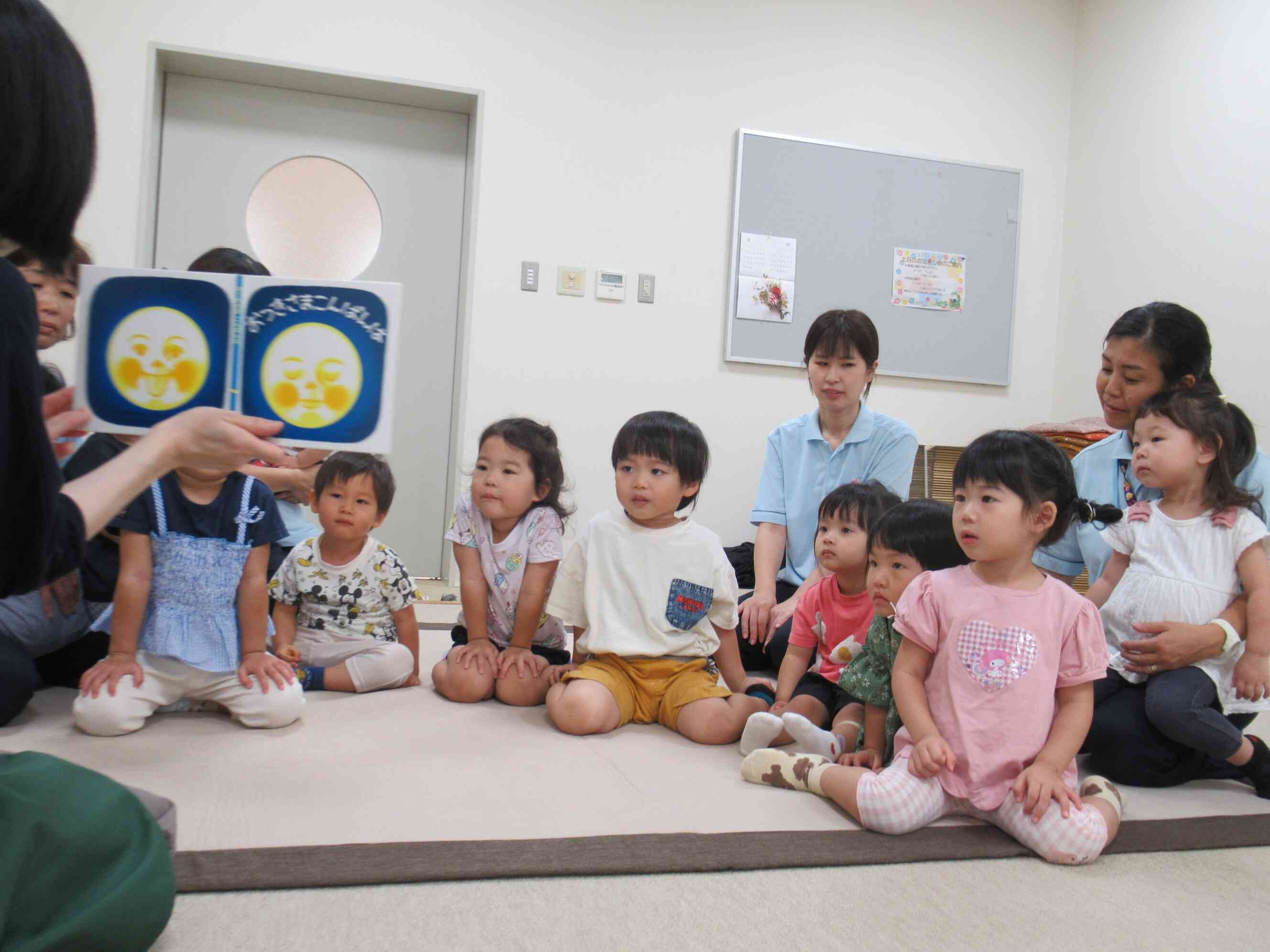 十五夜にちなんで「おつきさまこんばんは」の絵本を読んでもらいました。