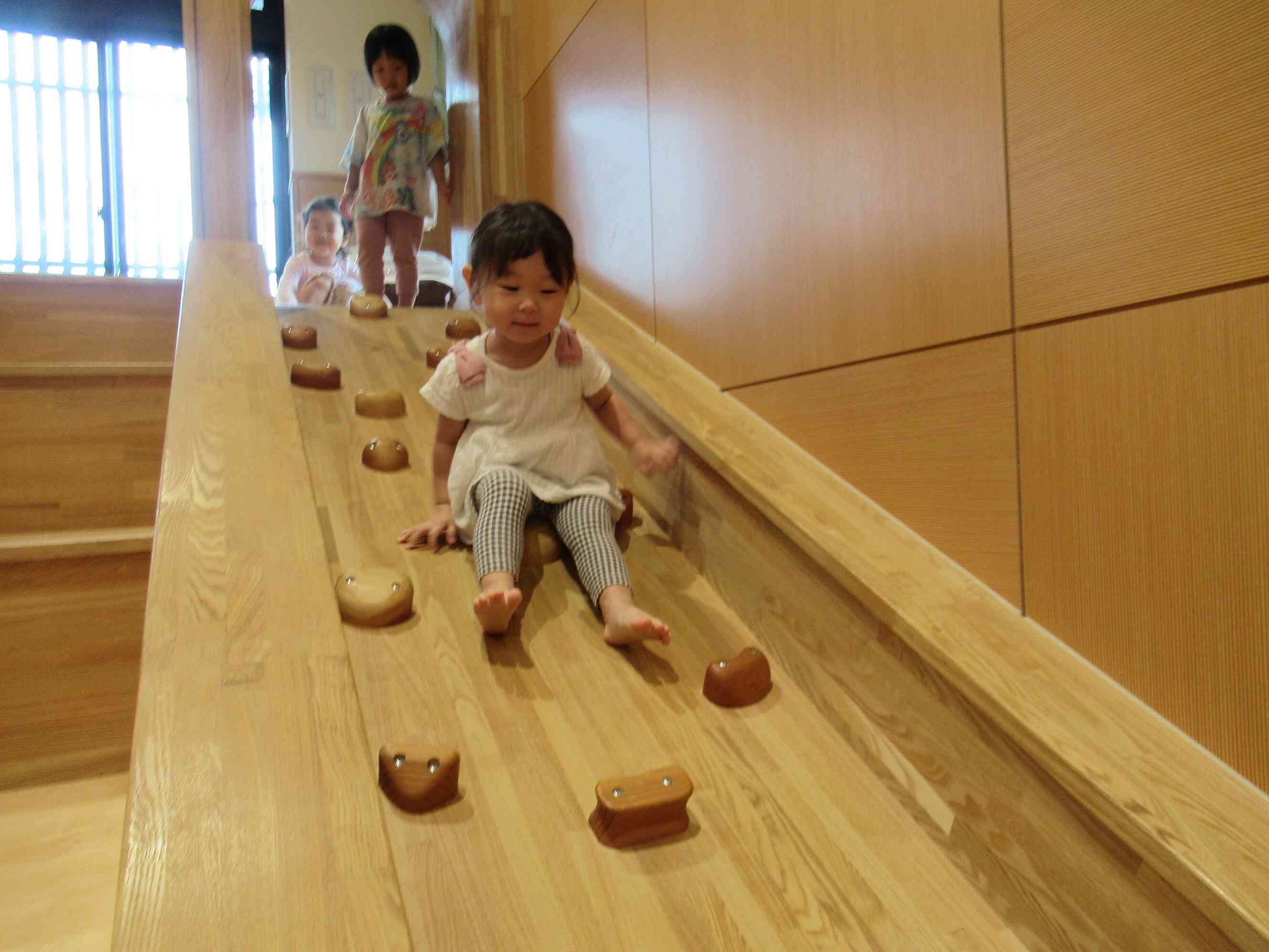 ホールにある大きな滑り台にも挑戦
