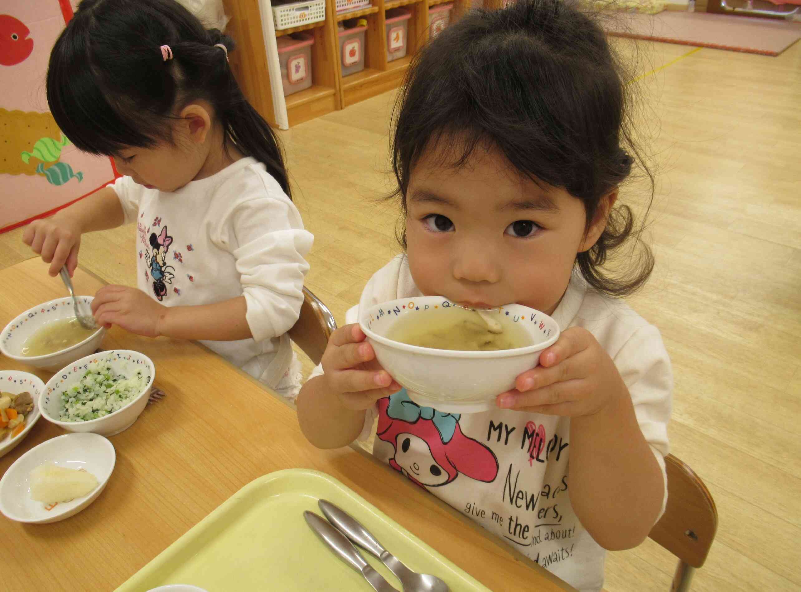 給食はきのこがたっぷり入ったみそ汁でした。「おいし～」と喜んで食べる2歳児Rちゃんでした。