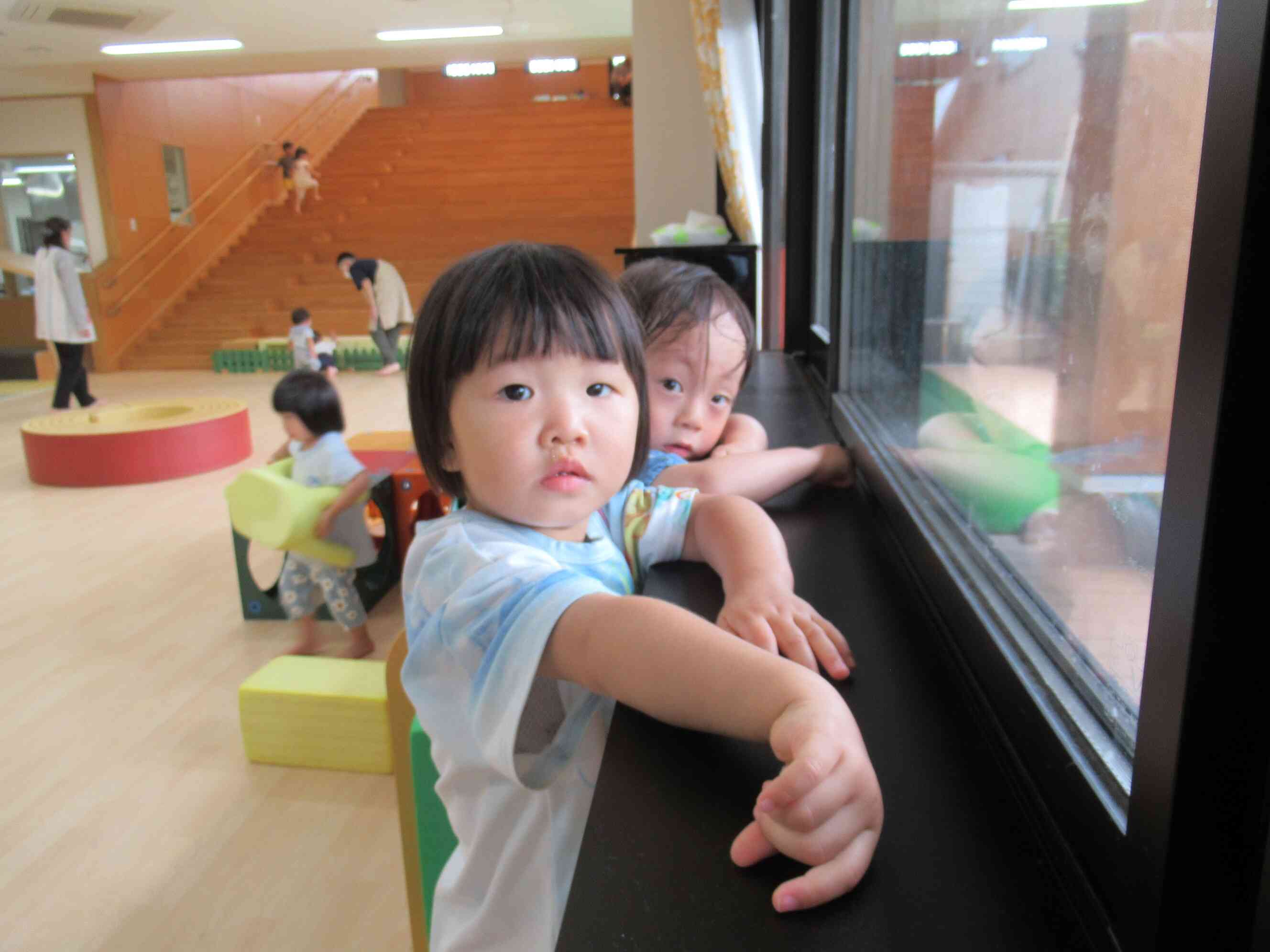 こども園かけるのお友だちと仲良くお外を眺めています。