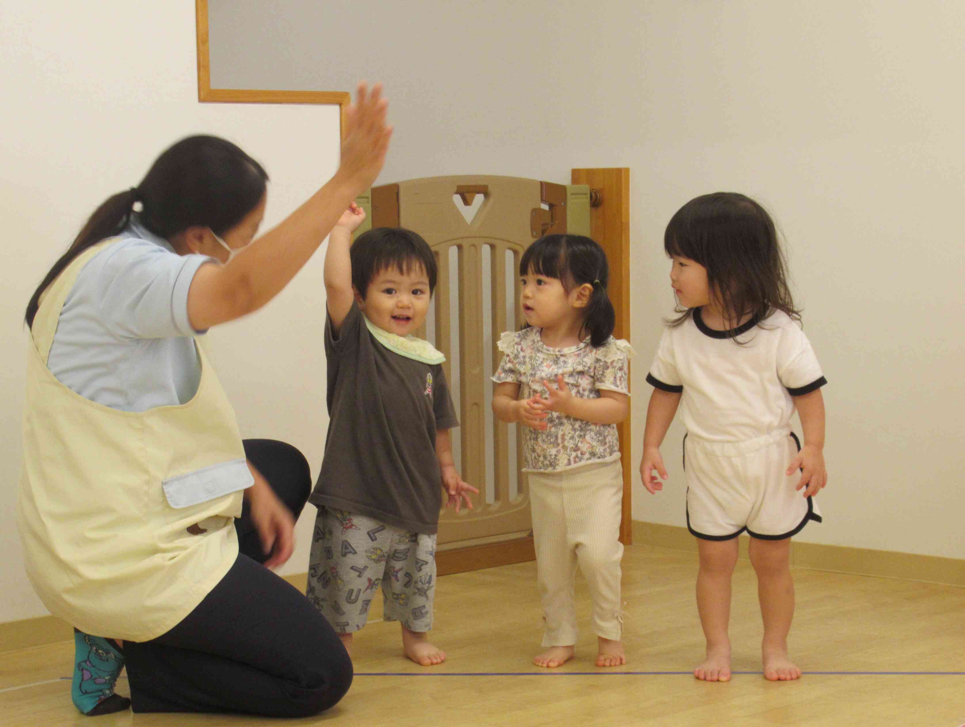 かけっこの前にお名前を呼びますよ　「Wさん」「ハイ‼」　お返事もかけっこも上手になったあひる組（１歳児）さんです。