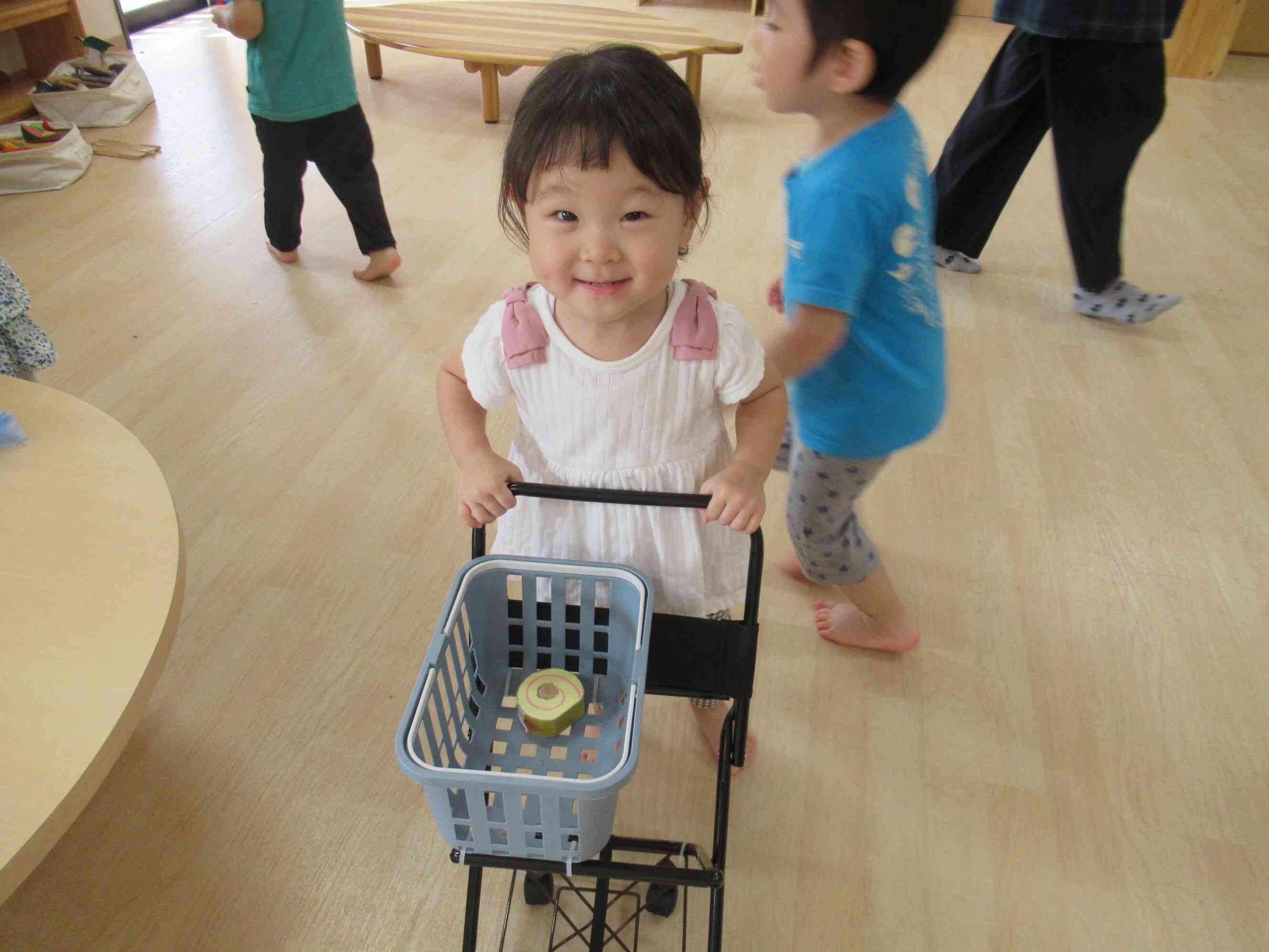 こども園かけるの先生お手製のカートでお買い物ごっこ