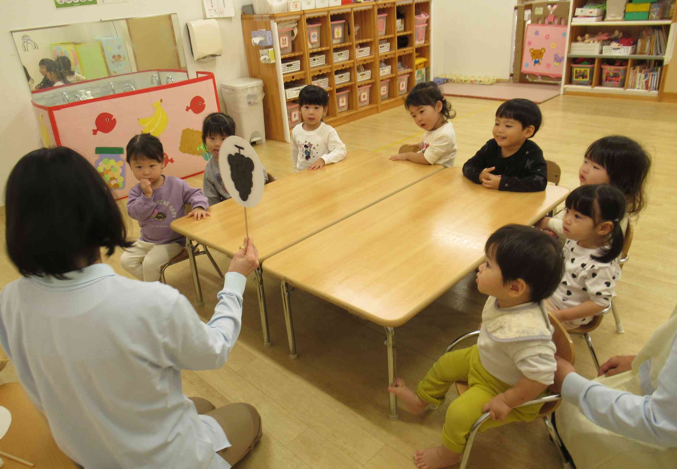 きのこ以外にも秋には美味しい食べ物があります。シルエットクイズも楽しみました。「ぶどう！」