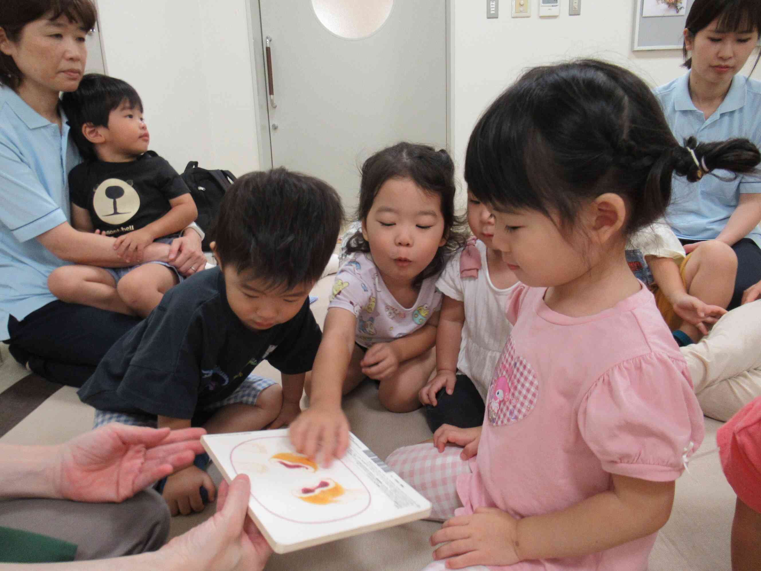 お友だちとはんぶんこ、「おいしそうだな～、食べちゃおう！」