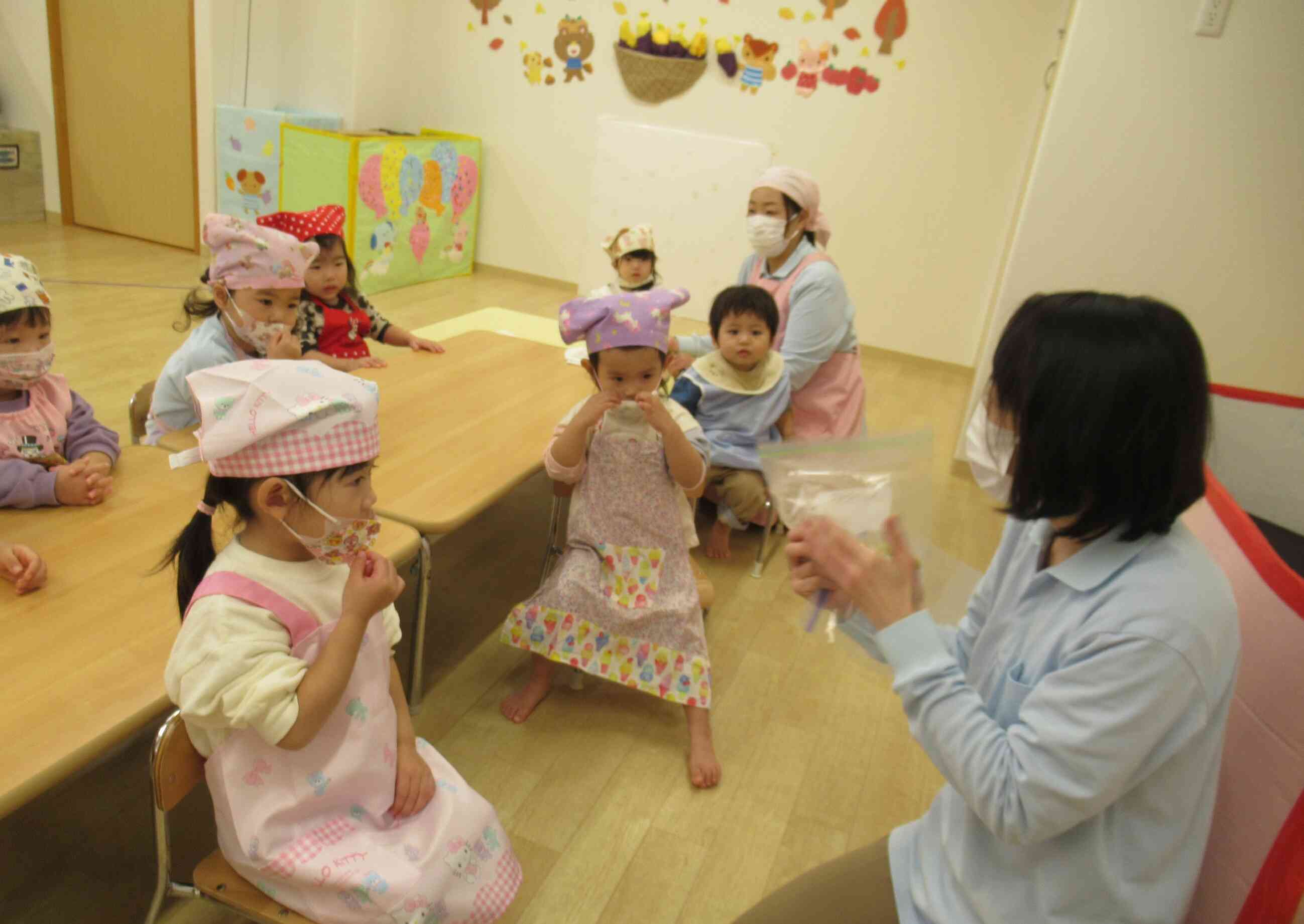 おやきの作り方を真剣に聞いています