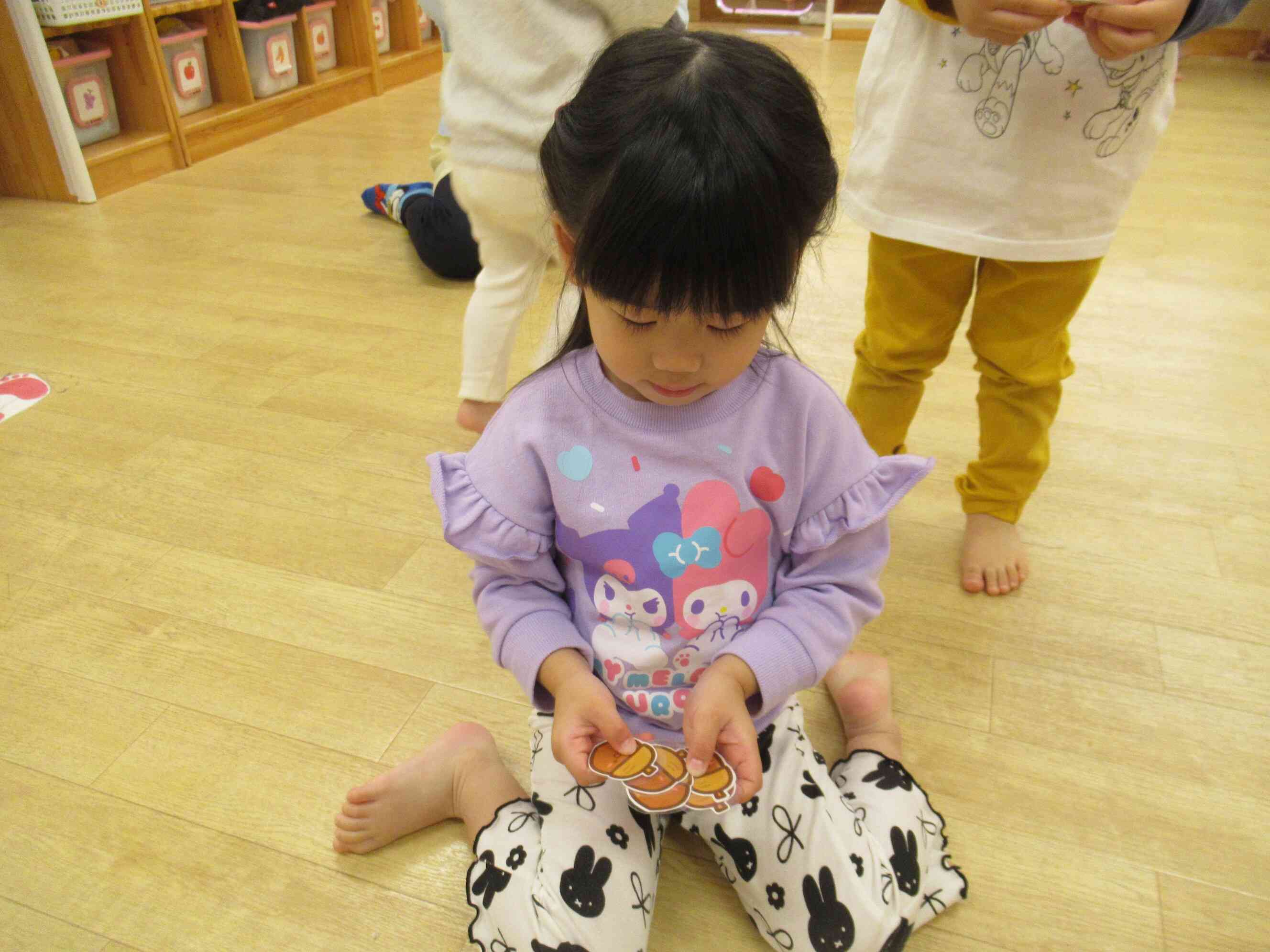 見て～！どんぐりたくさん拾ったよ！