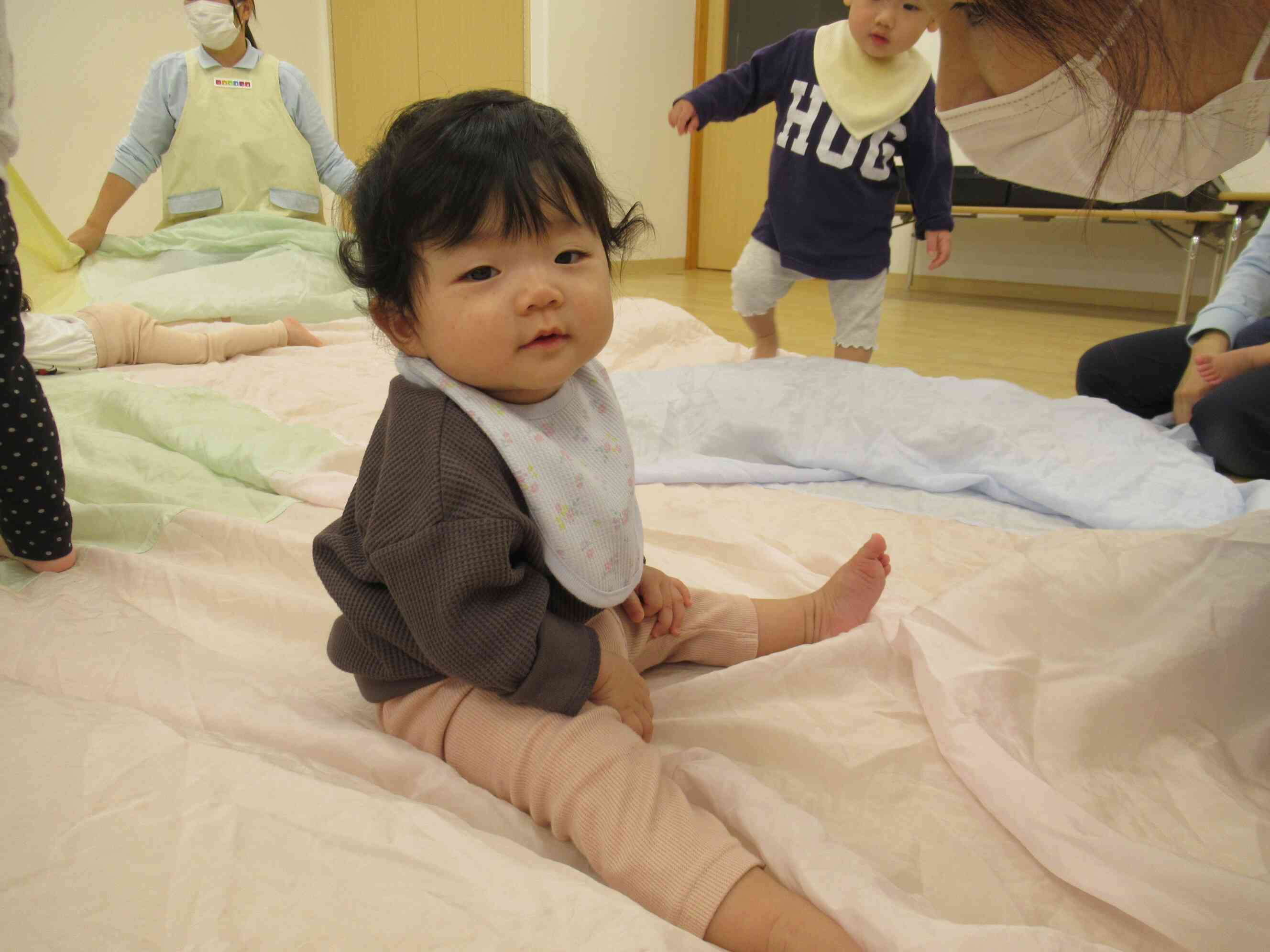 初めてのミュージックケアに参加した0歳児さんの新しいお友だち、嬉しそうな笑顔が見れました。