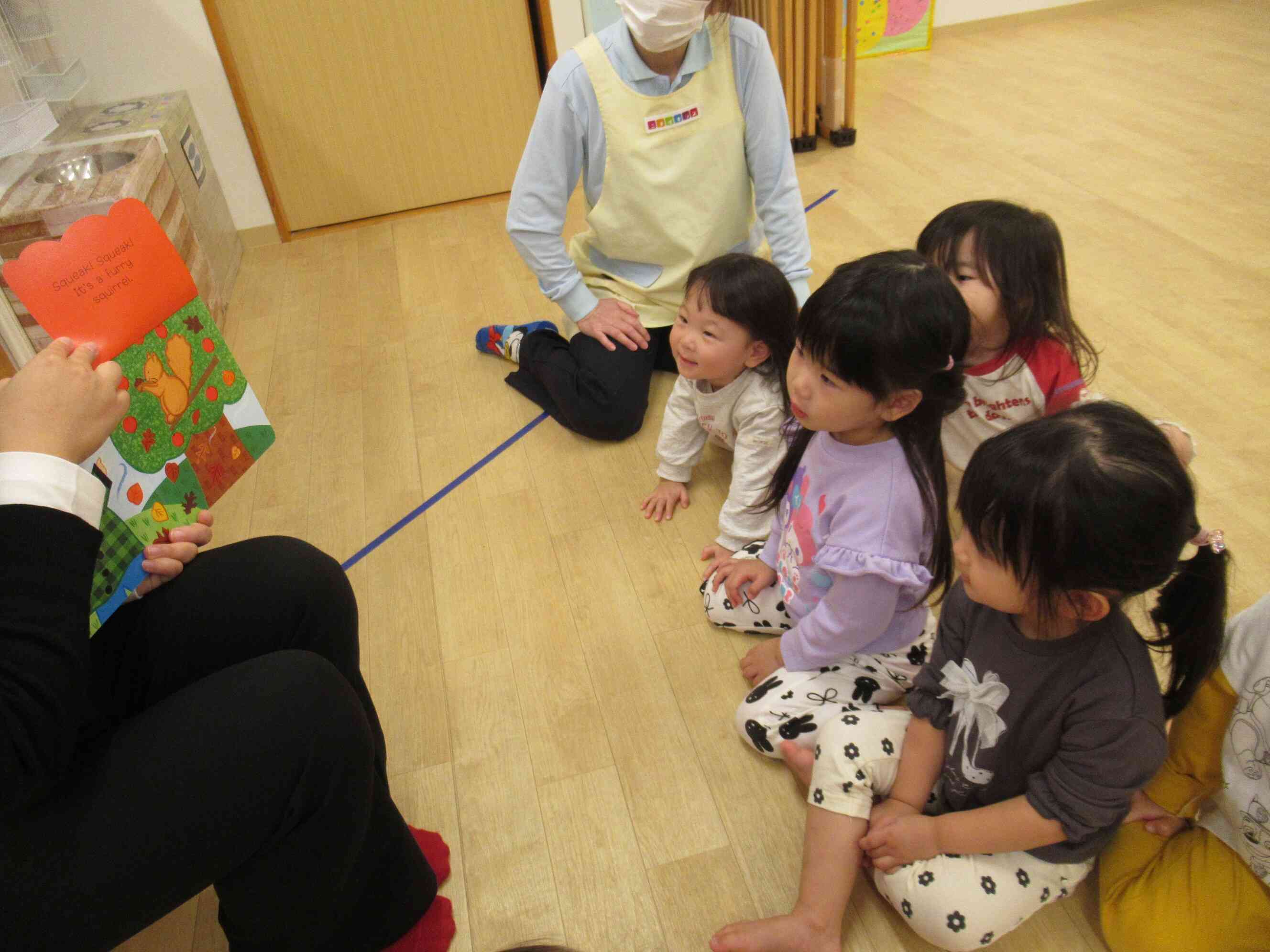 秋の木の実やリスさんが登場する絵本を読んでもらいました。