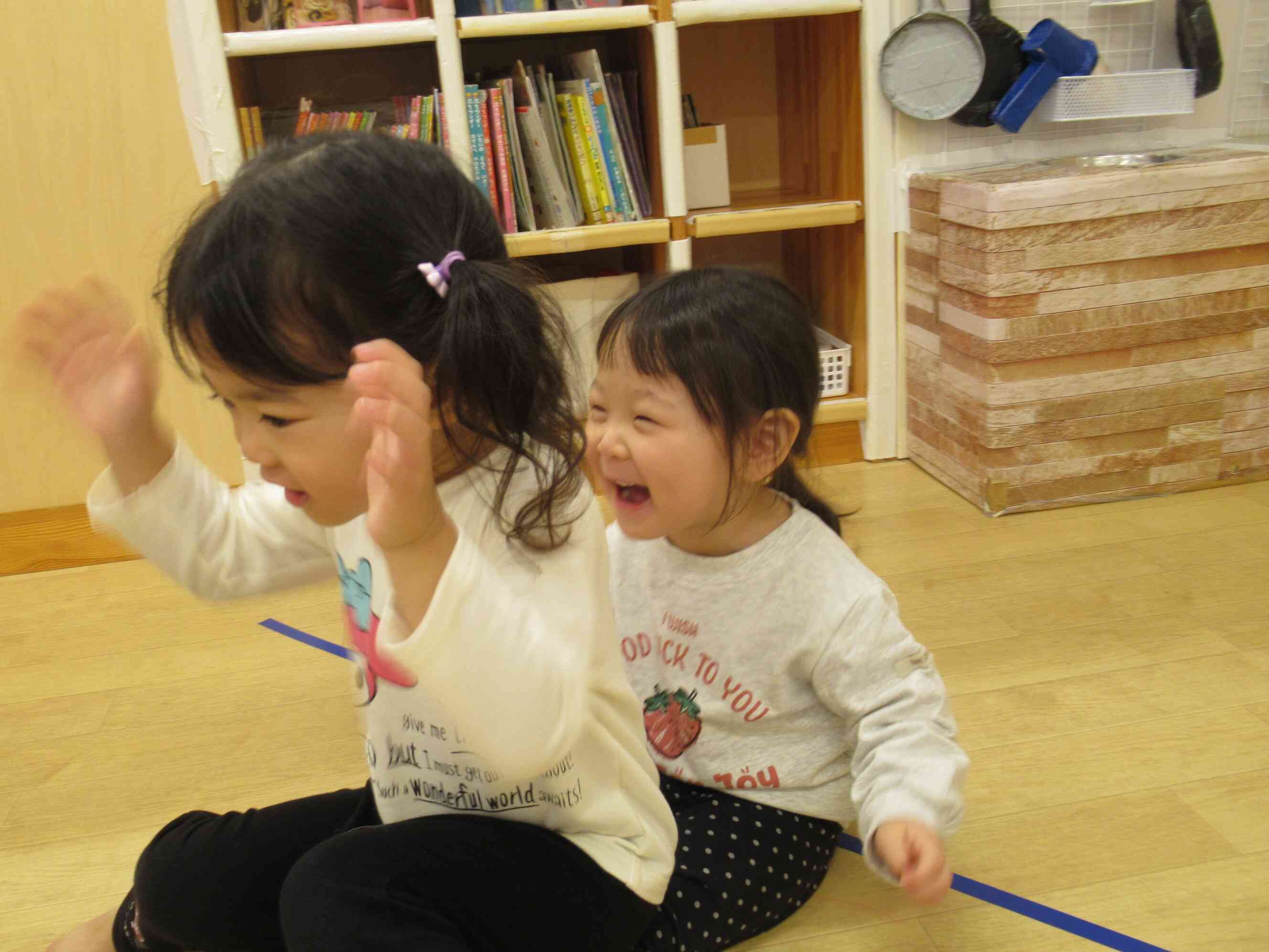 お友だちと一緒にお膝に乗り合って「しゅっぱーつ！」