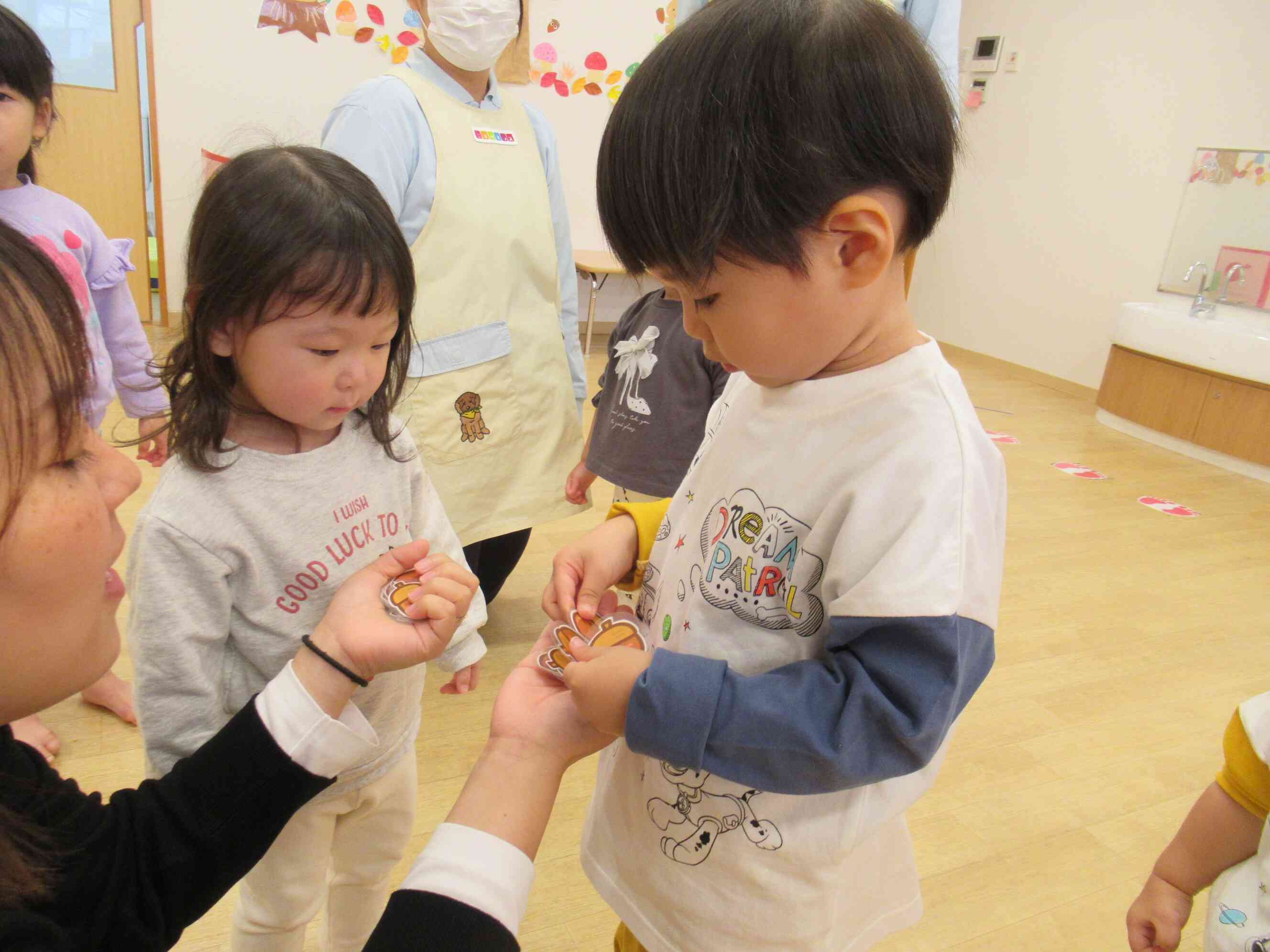 たくさん拾ったね！お友だちも興味津々です。