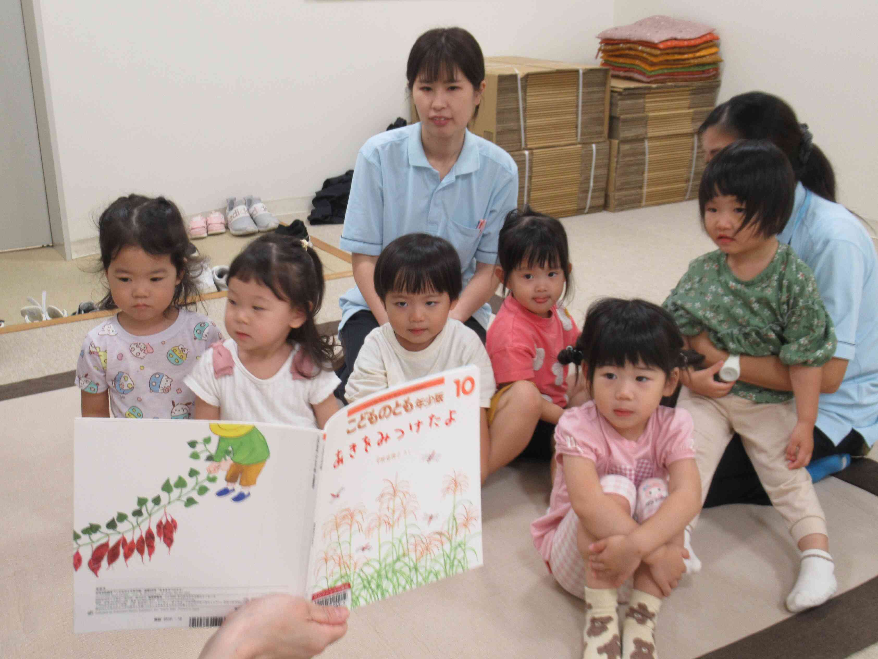 「読書の秋」 図書館でのお話の会ではいろいろな絵本やわらべ歌遊びを楽しんでいます。