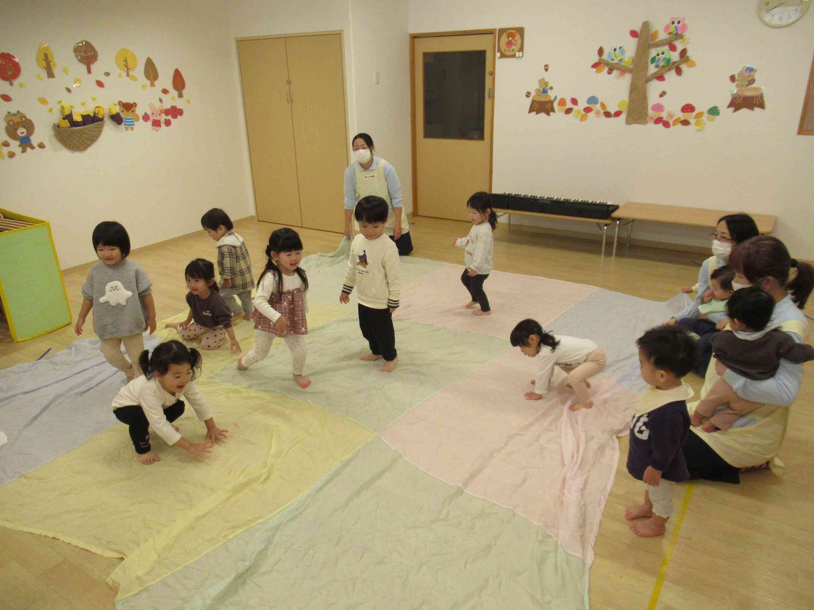 大きなバルーンに大はしゃぎ！