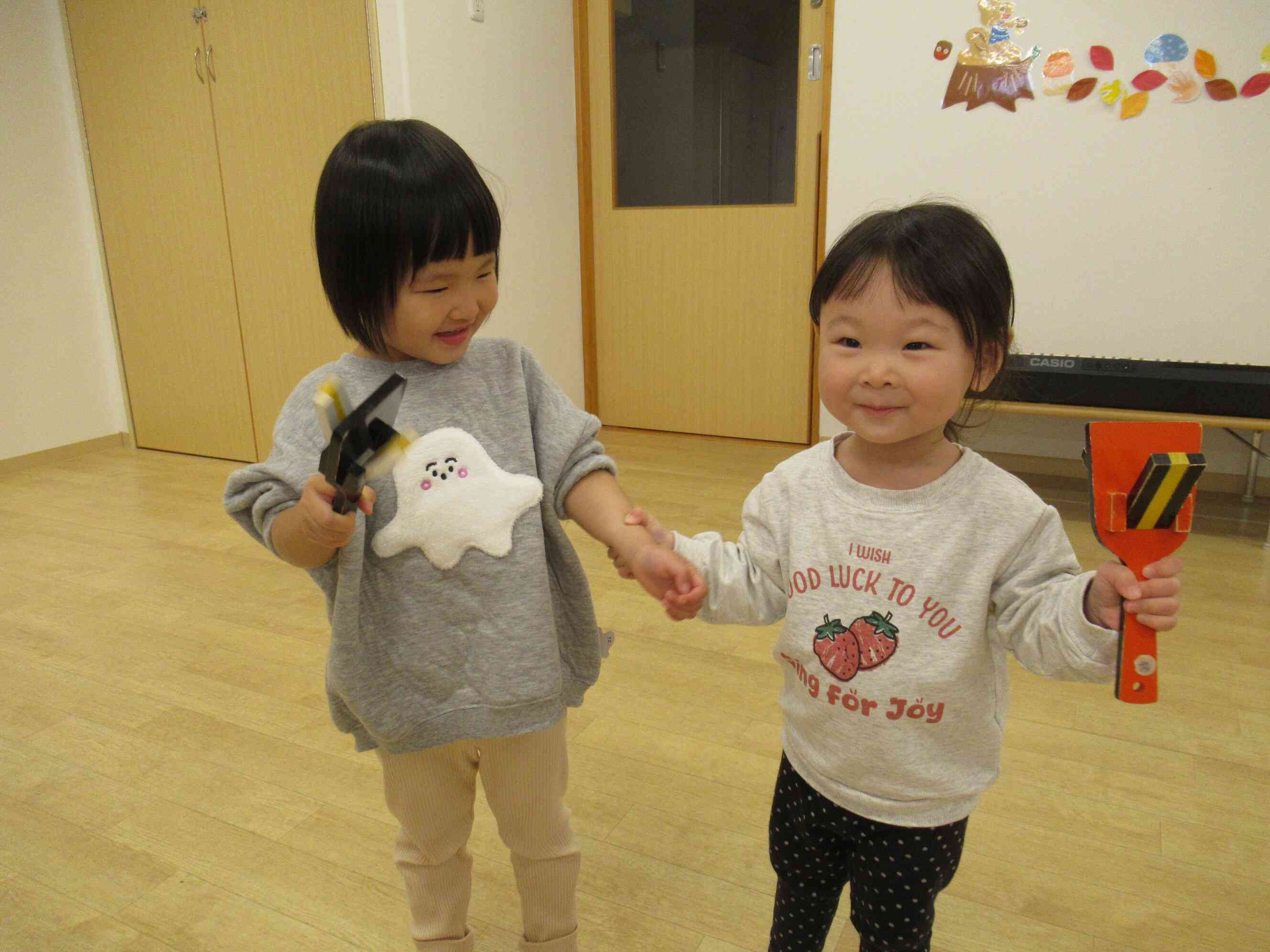 「一緒にしよう！」お友だちと手をつないで一緒に鳴子をカチャカチャ！