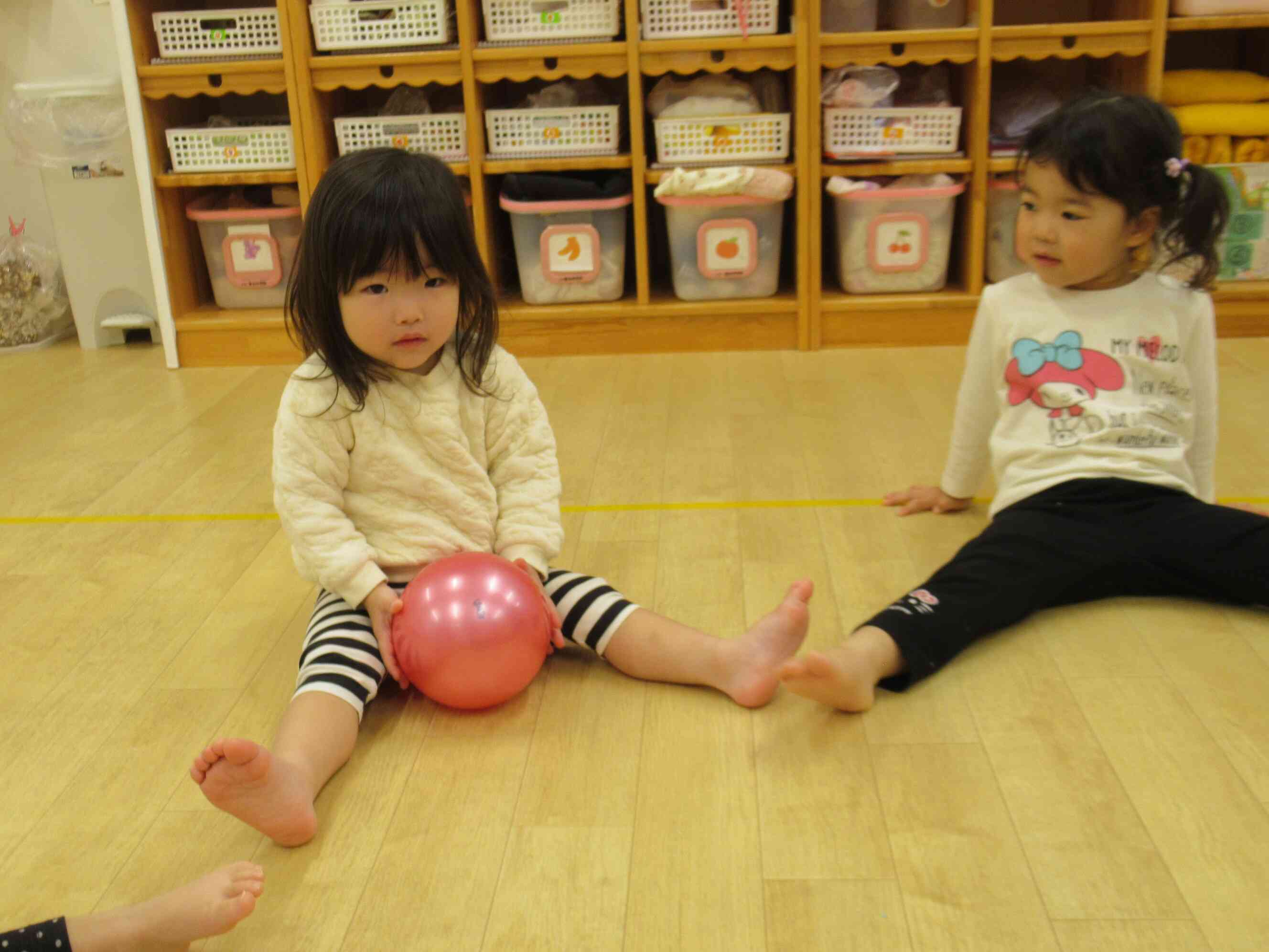 先生とキャッチボール、ころころ～っと上手に転がすよ。