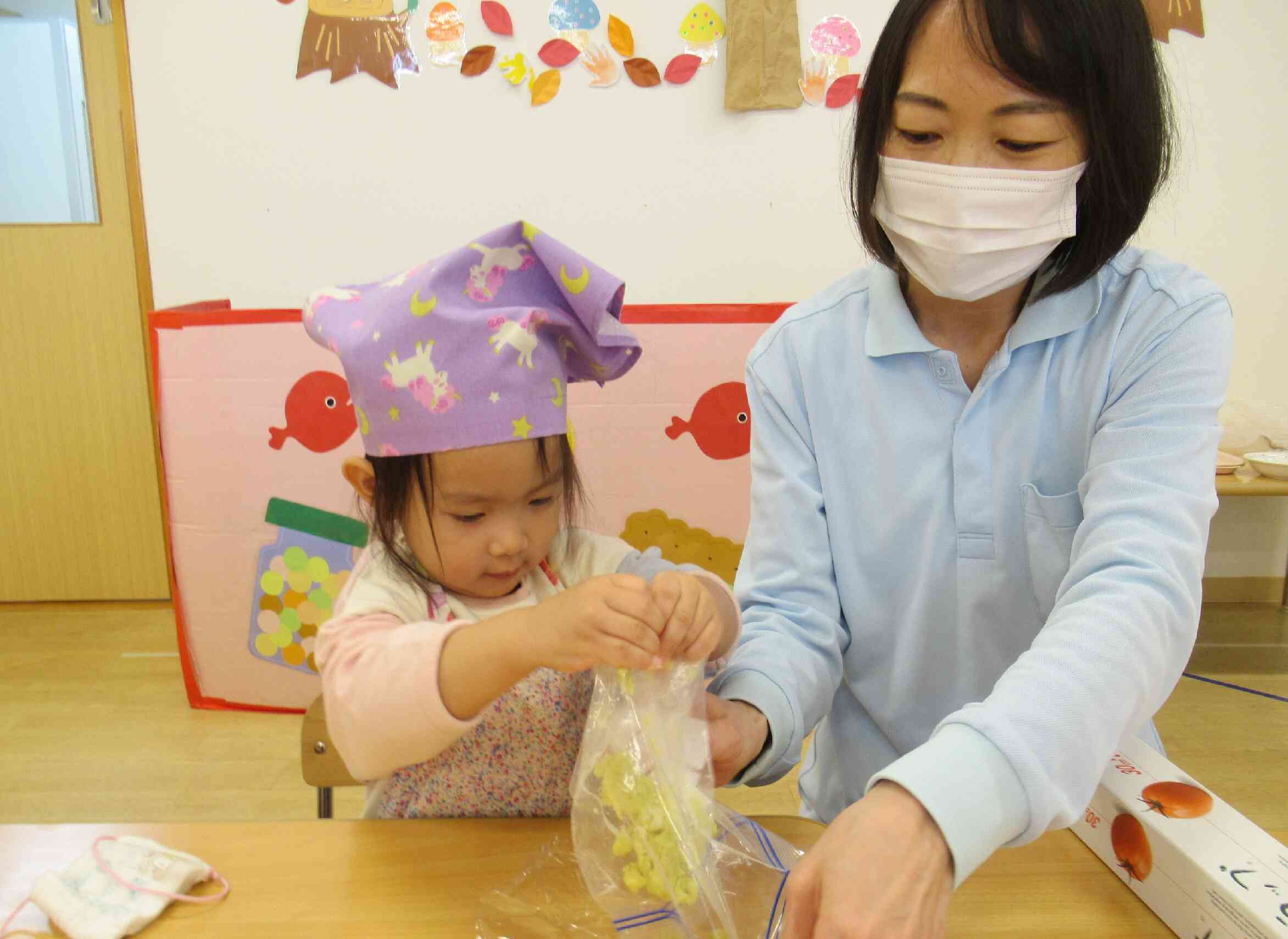 よくつぶしたら、ラップに出して、丸くまるめるよ!そうそう、上手