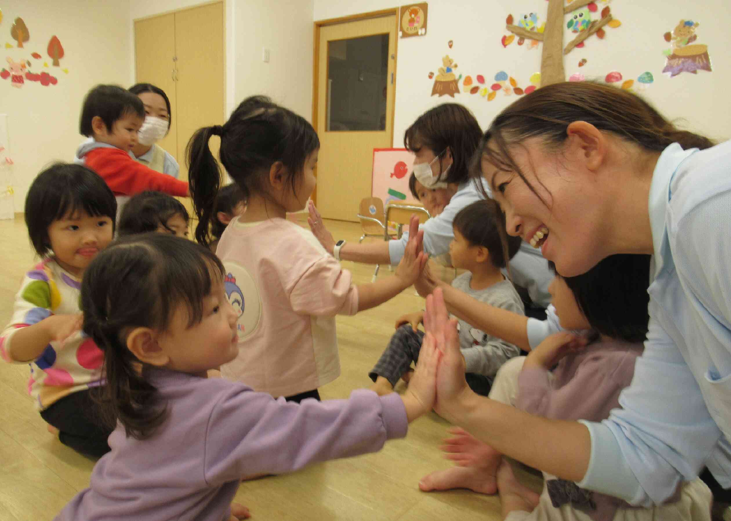 「またあそぼうね」とバイバイタッチ！今度は遊びに行くね！約束してさようならです。