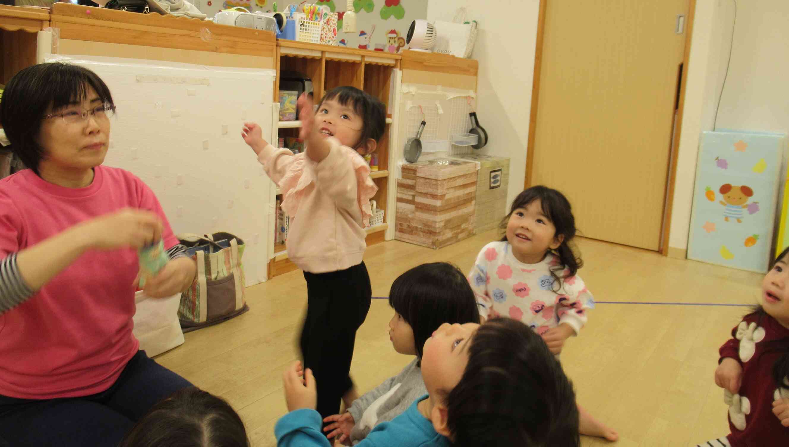 しゃぼん玉大好き　大喜びのRちゃん。