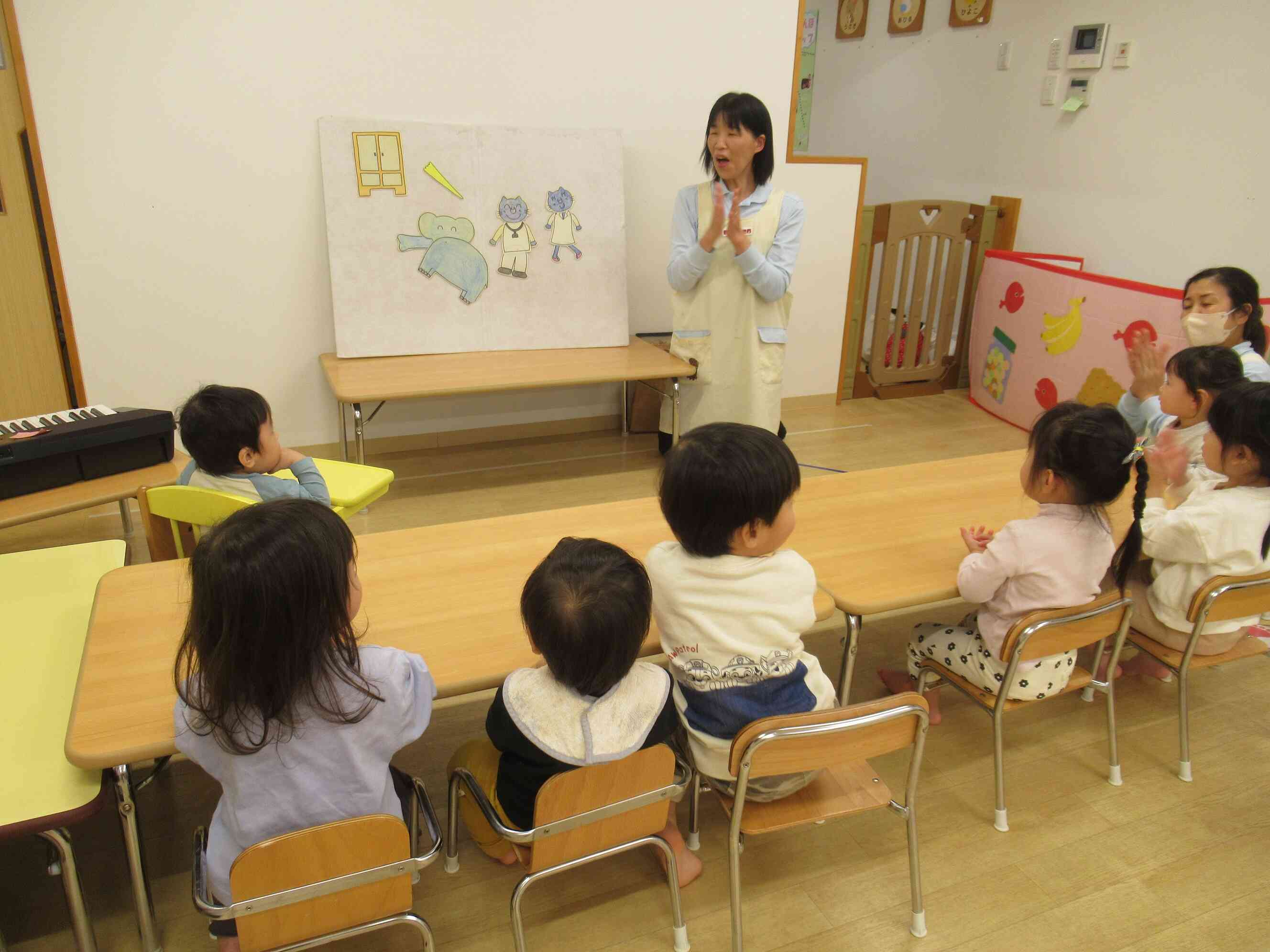 保育士からのおたのしみのプレゼント!パネルシアターを楽しみました。