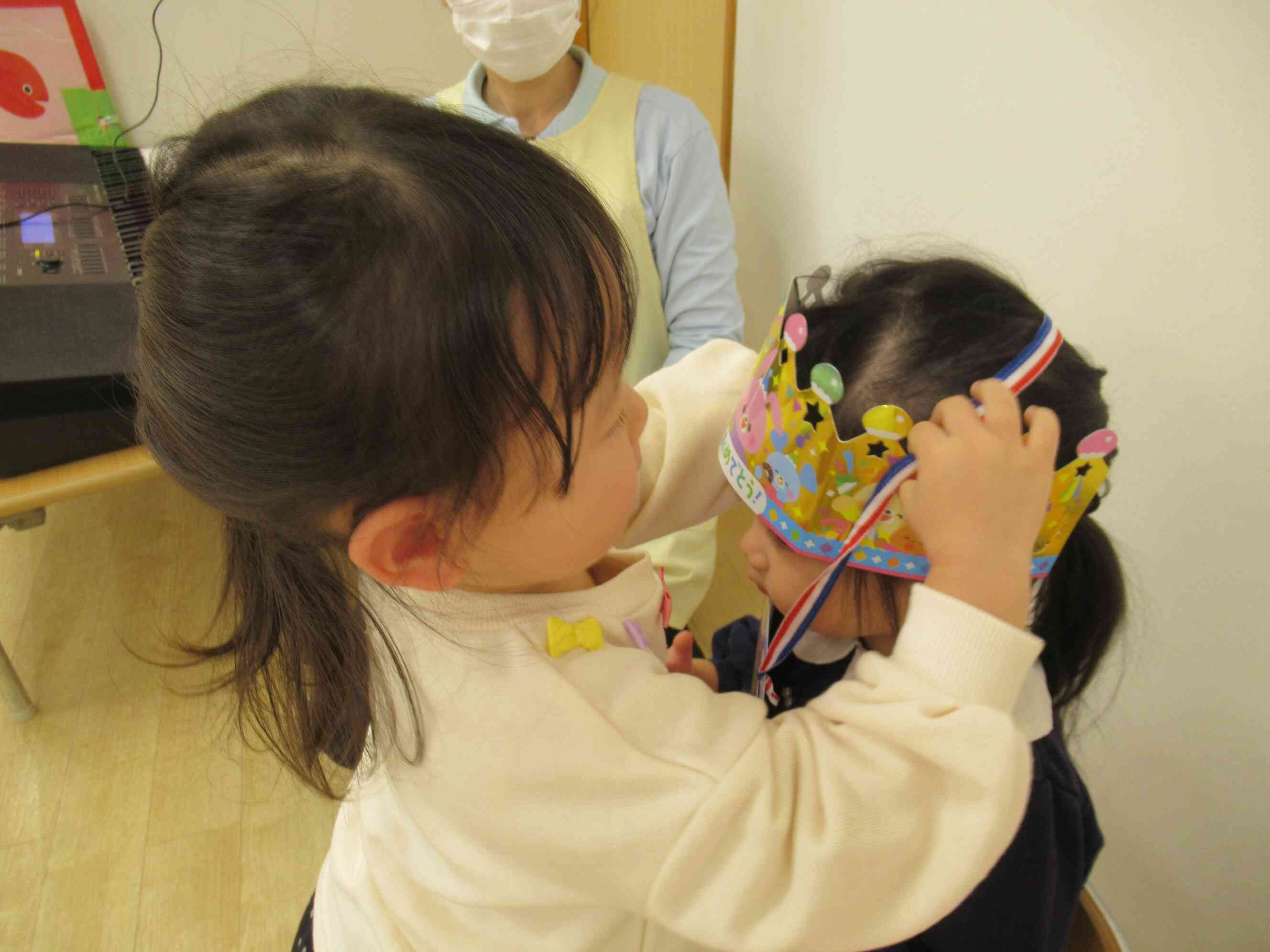 お友だちがカードを首にかけてくれました。「Rちゃんおめでとう！」