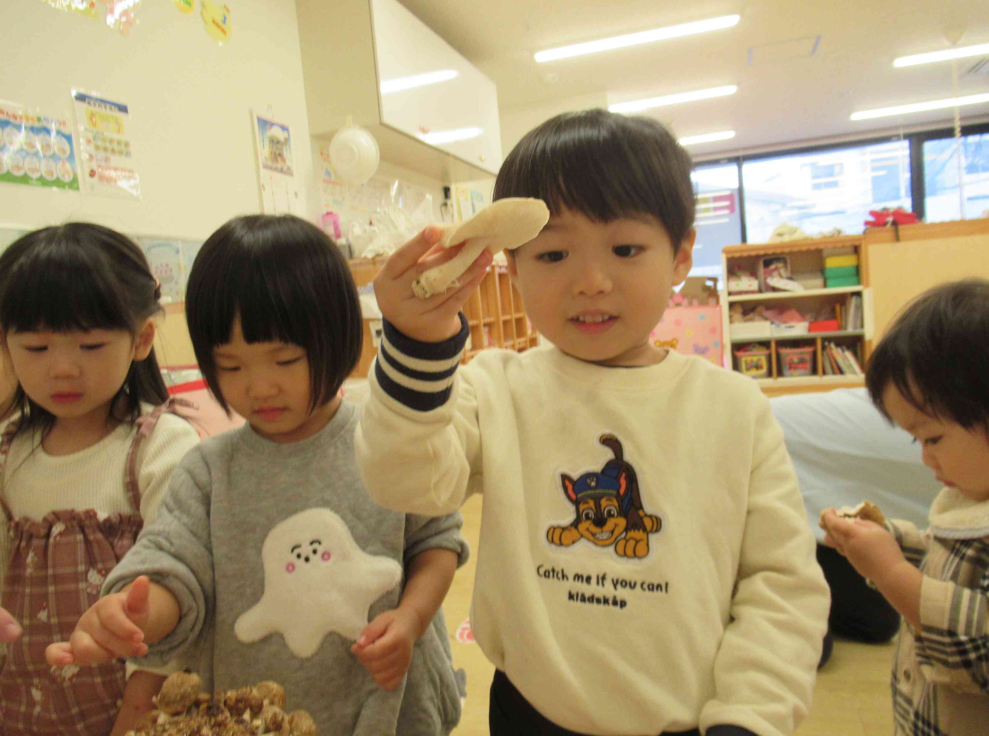 保育園で「しいたけ」を育ててみました。　”こんなふうにできるの？””大きいしいたけあった！”と大喜びでした。