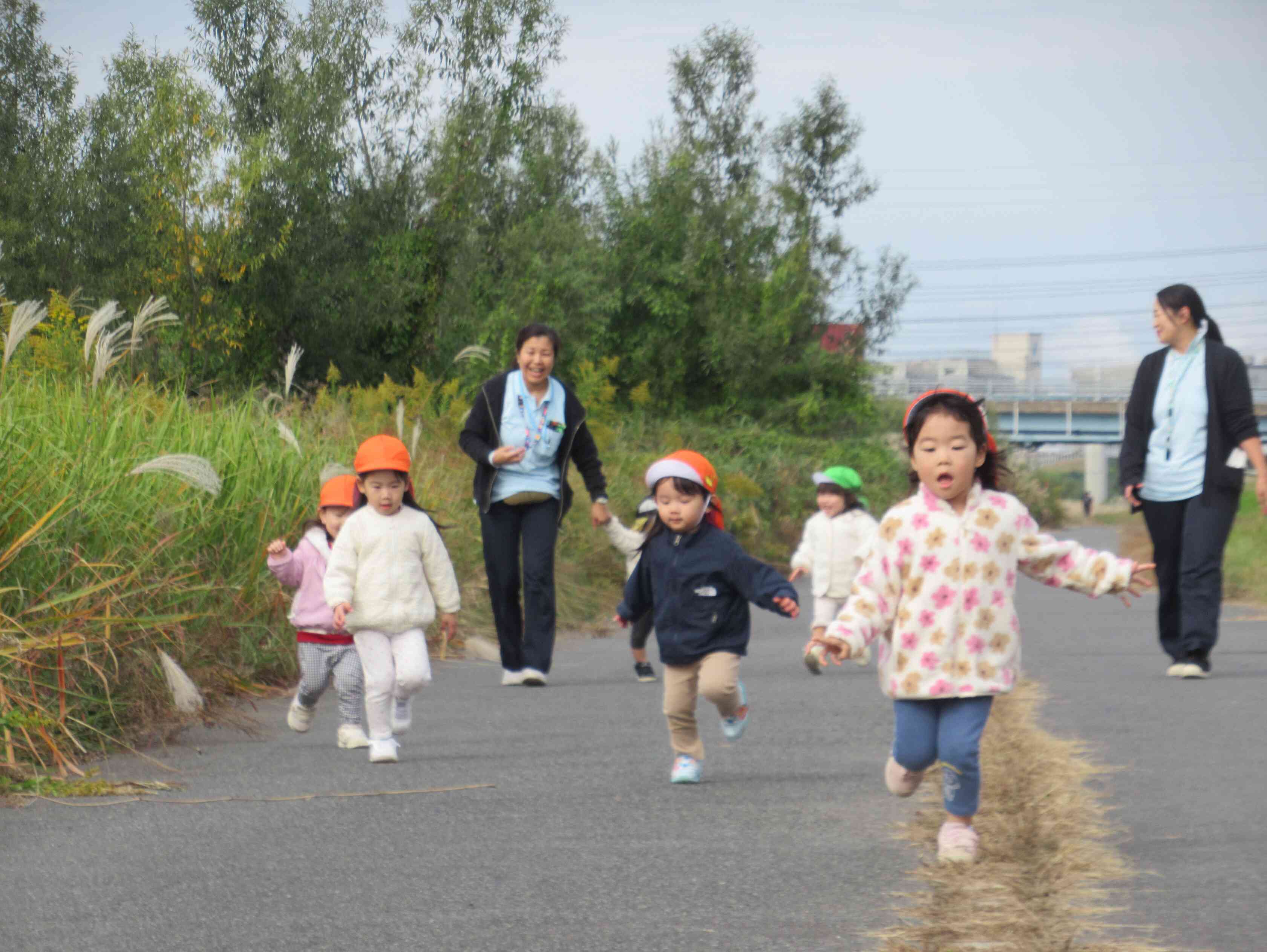 みんなで一緒に　”よーい　どん！”　思いっきりかけっこ、気持ちがいいね