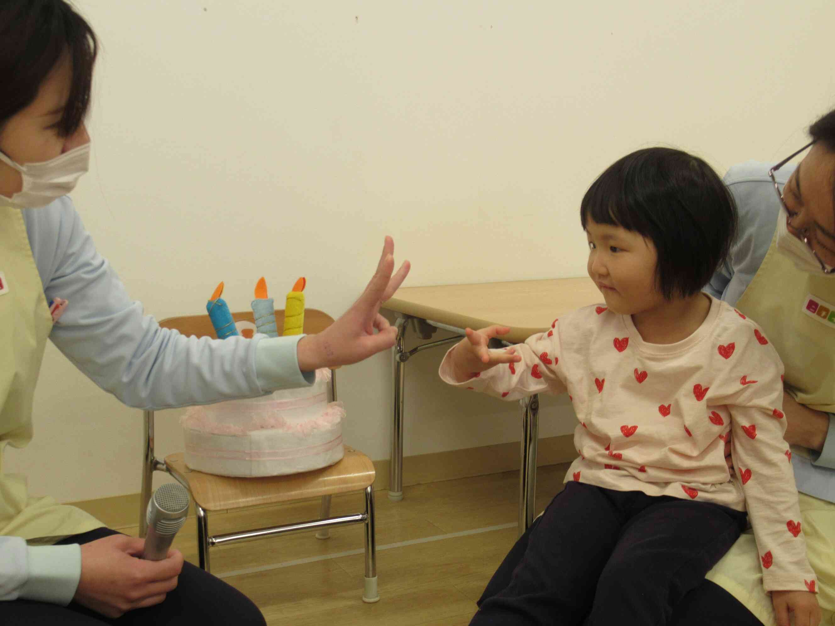 3の指できるかな?先生と一緒に「3歳!」の練習です。