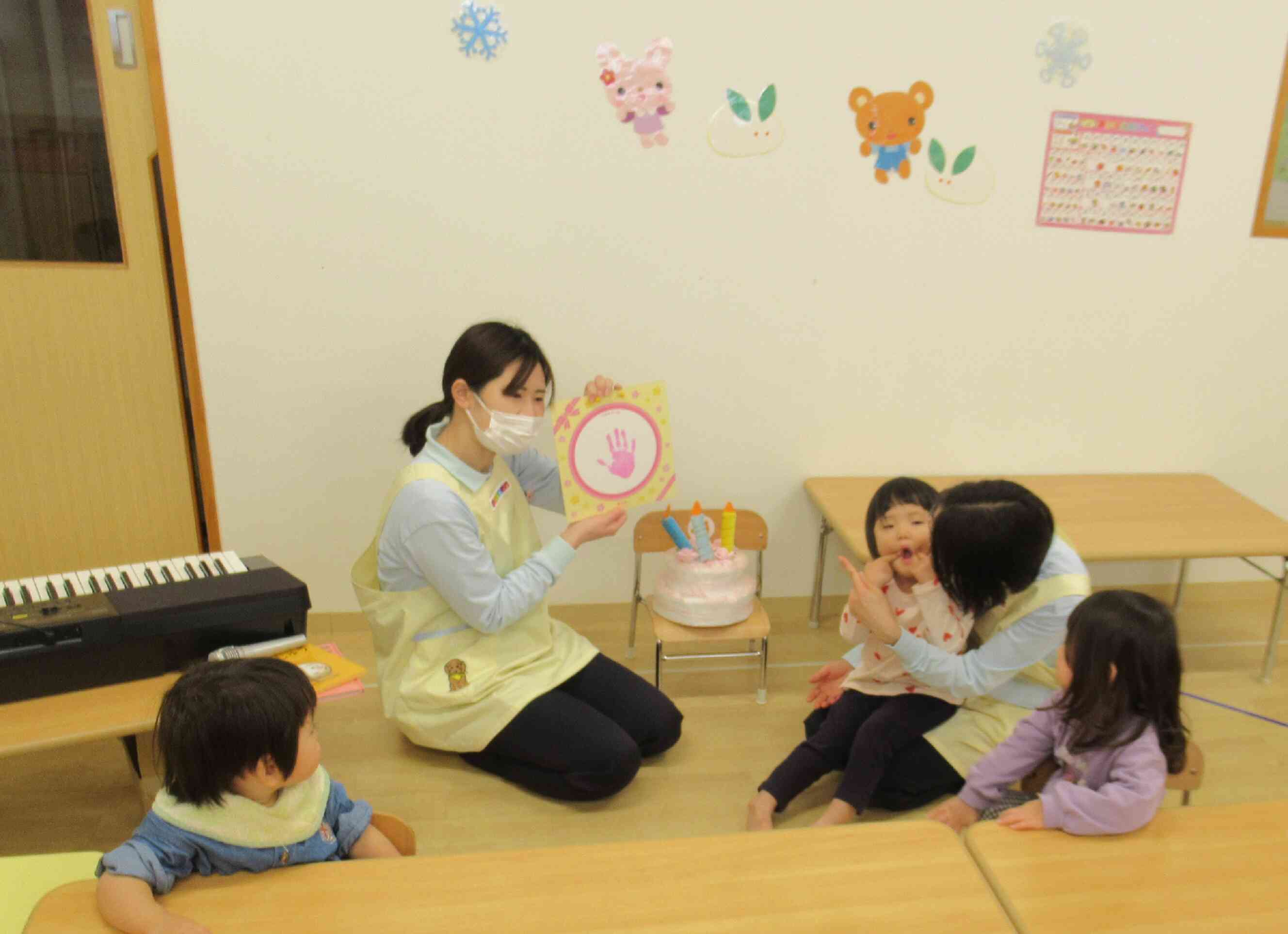 カードの裏にはかわいい手形がスタンプしてあります。