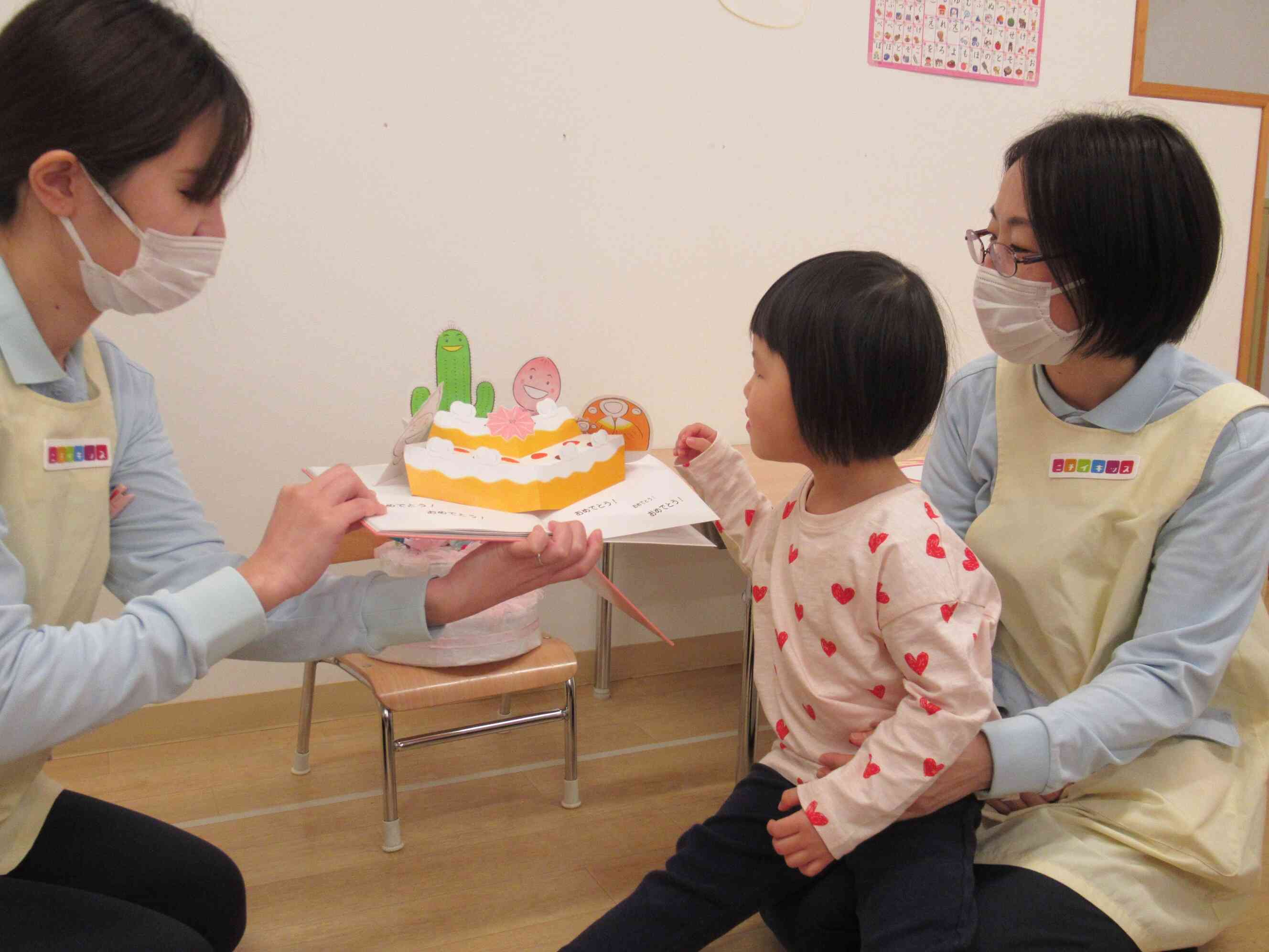 飛び出すケーキに興味津々！