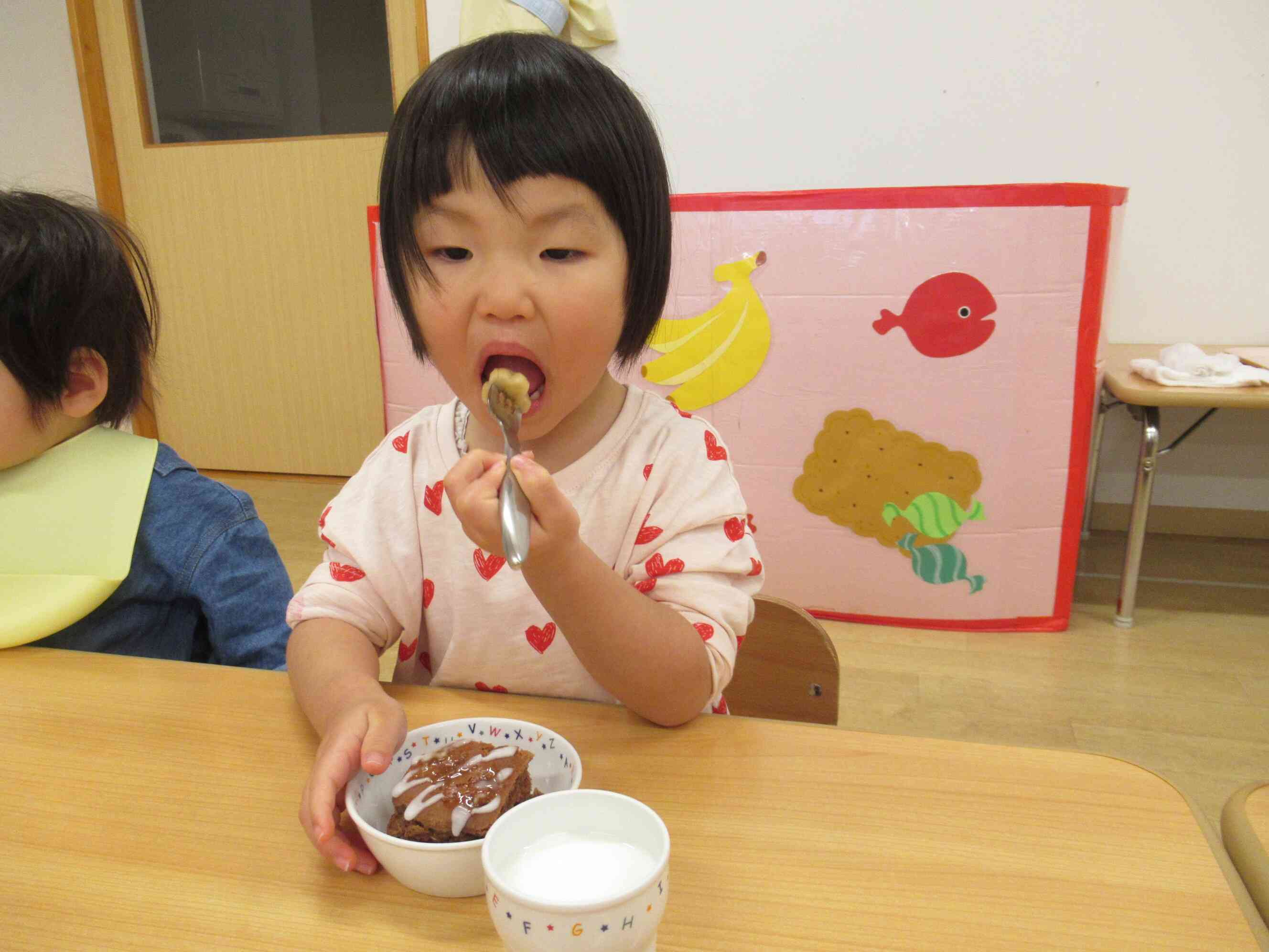 おやつはМちゃんの好きなココアケーキでした！トッピングのバナナも嬉しいね。