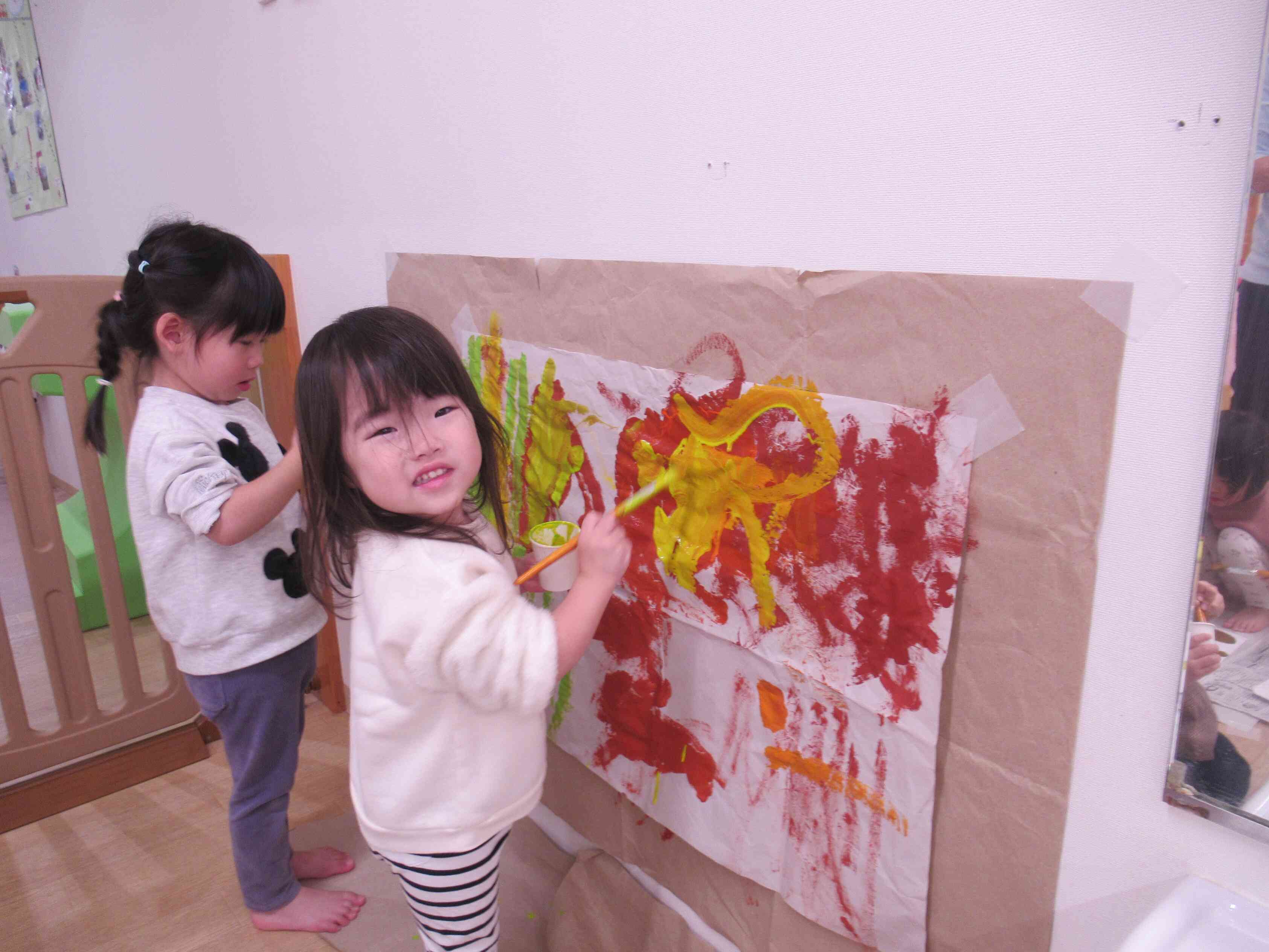 思いっきり絵の具をぬりぬり…楽しいね！