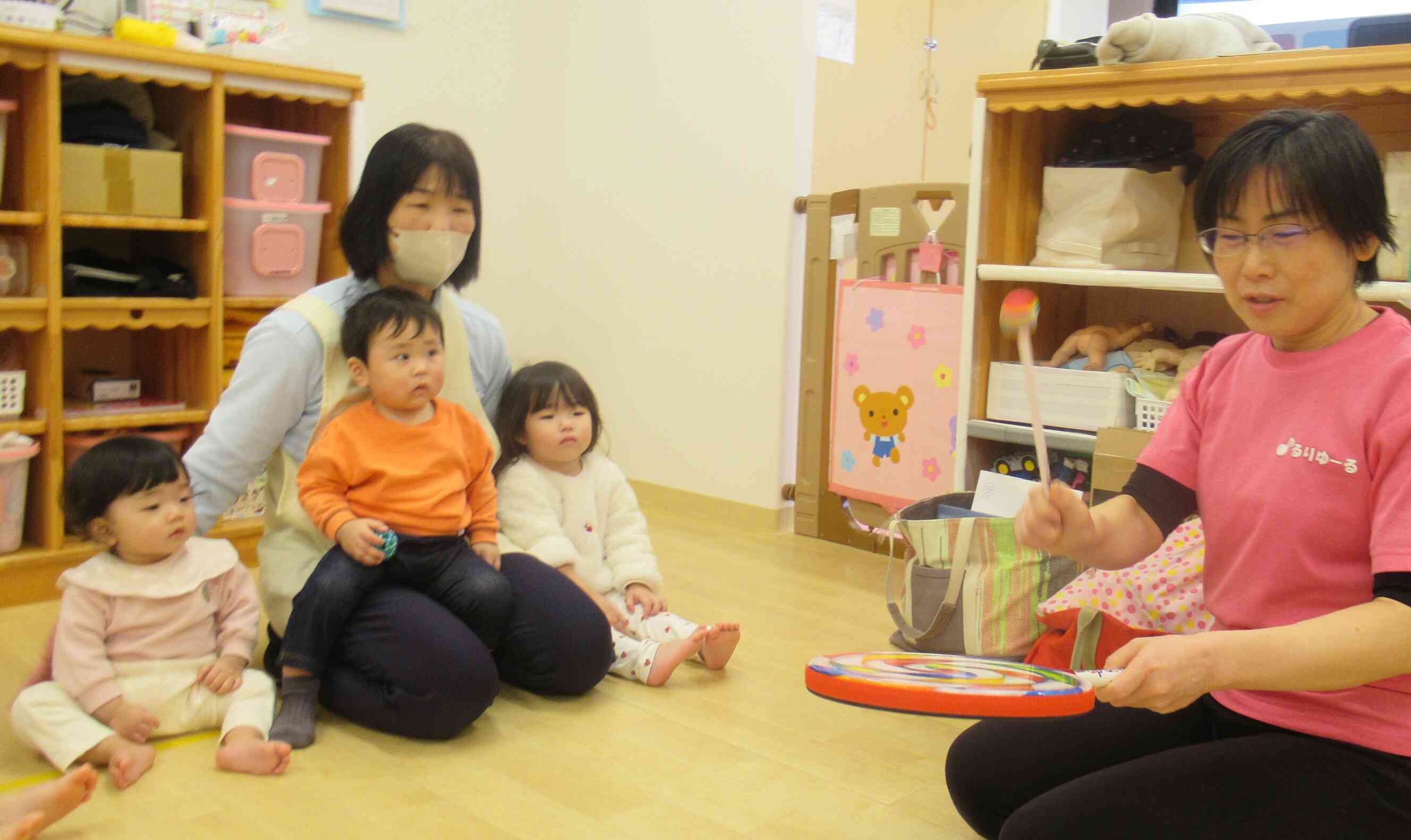 かわいいロリポップドラムもみんなが大好きです。じっと見たり、音を聞いています。順番に鳴らしたよ。