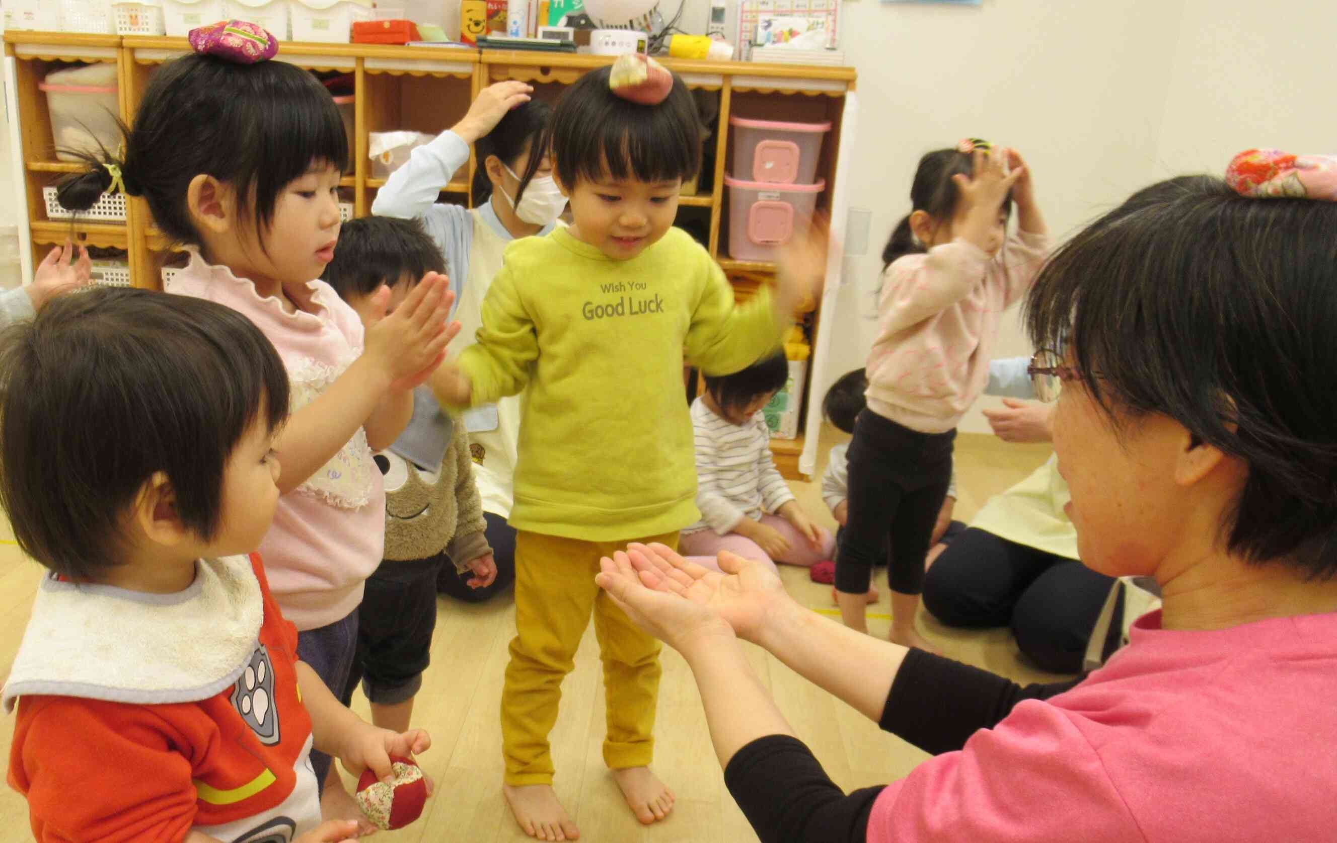 お手玉上手にのせれるかな