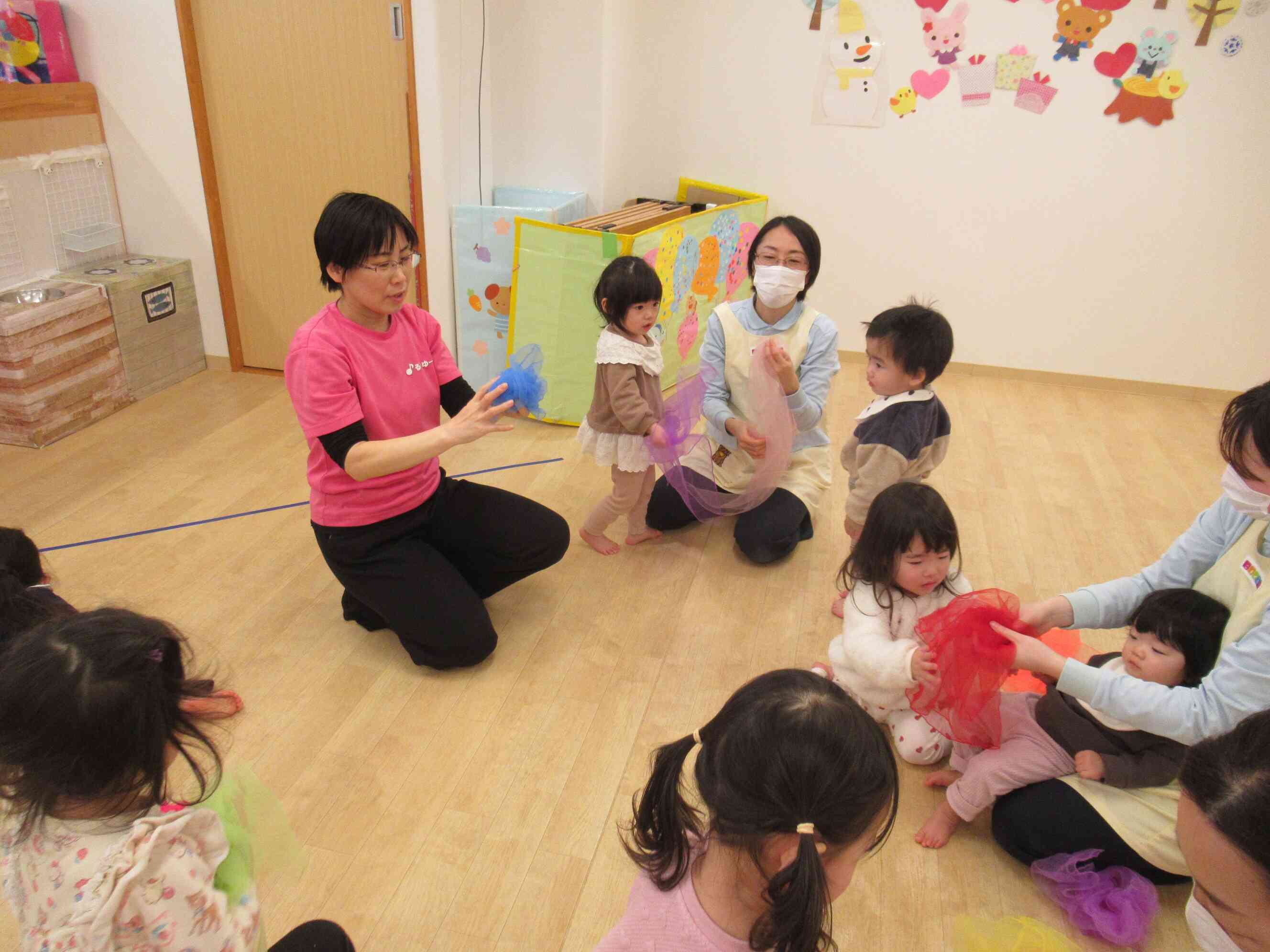 ふわふわ、ひらひら、布あそび楽しいね!