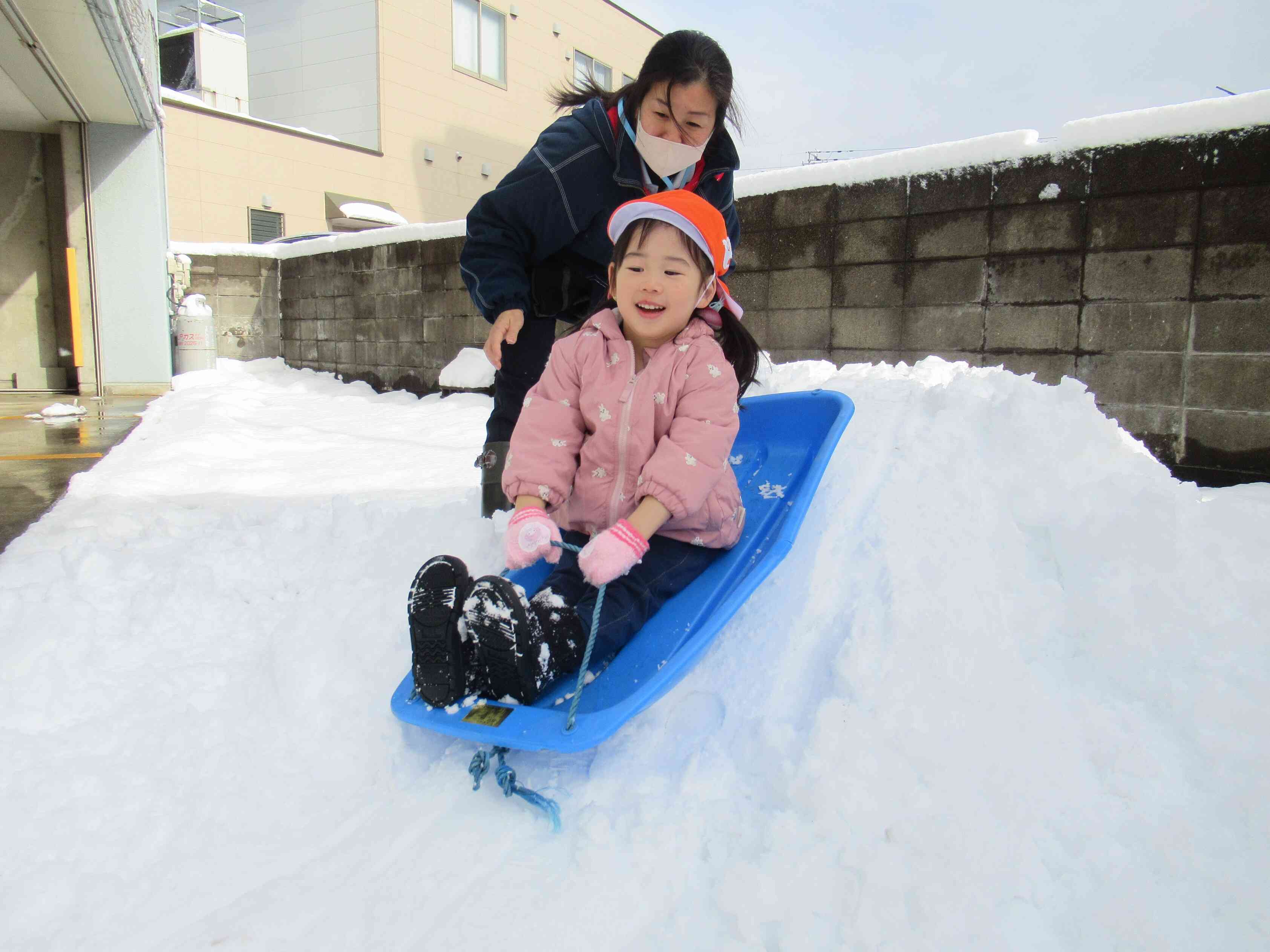 雪がたくさん降ったので思いっきり雪遊びを楽しみました。雪の滑り台でソリ滑りもしたよ。