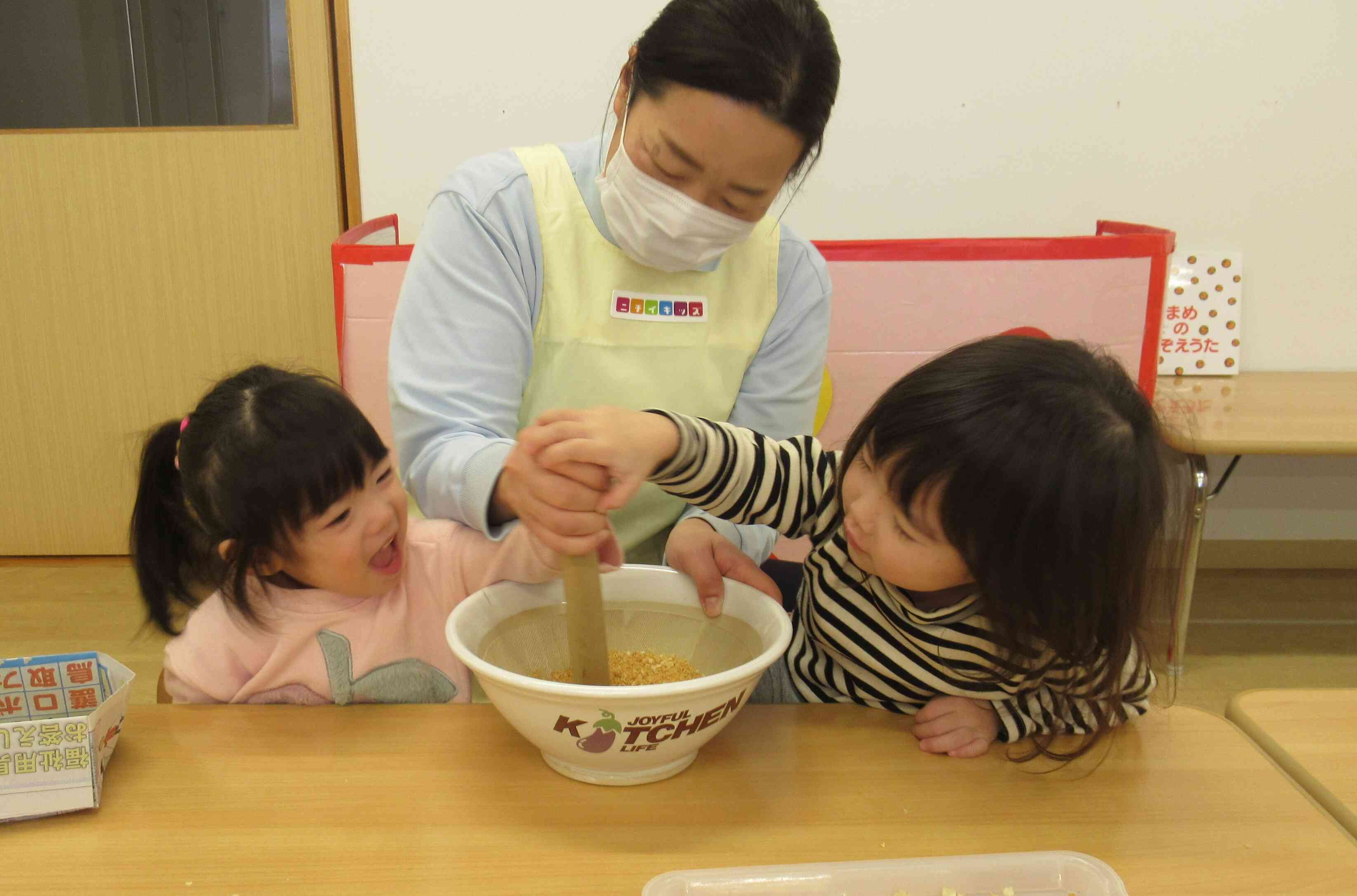 食育活動で大豆からきな粉を作りました。「いいにおいだね～」