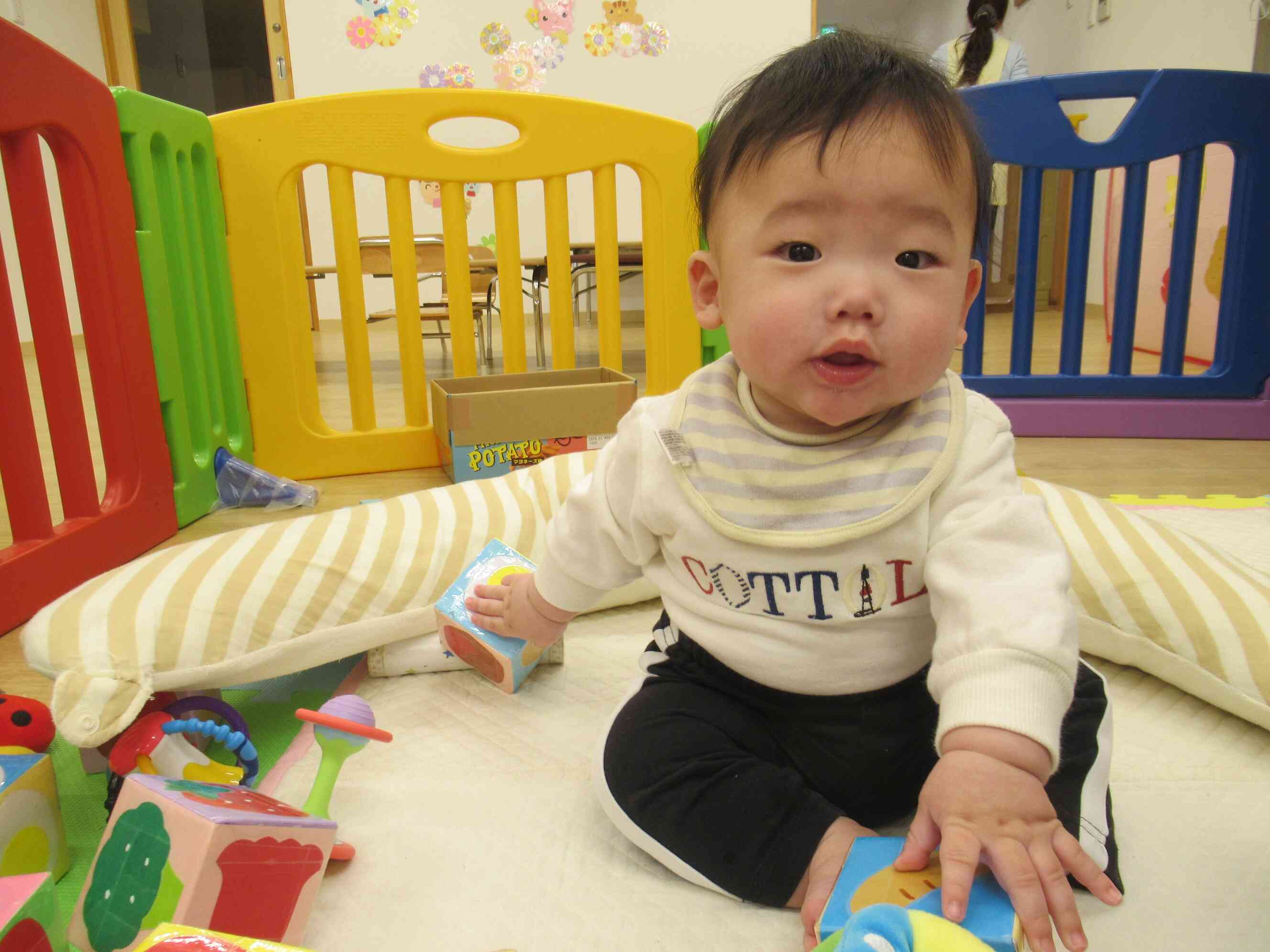ひよこ組（０歳児）　～いろいろなおもちゃに興味津々～