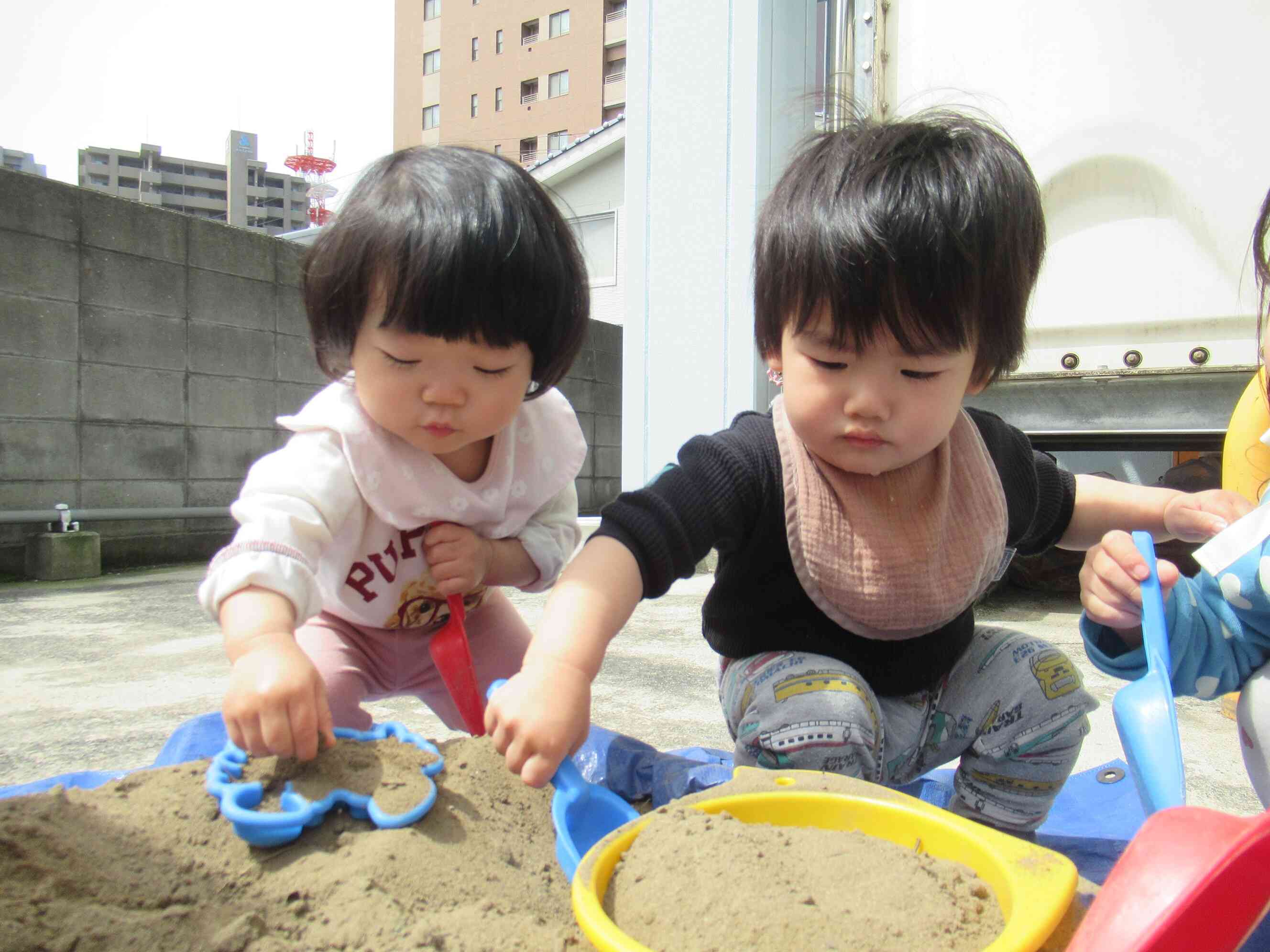 あひる組（１歳児）　～砂遊び楽しいな～