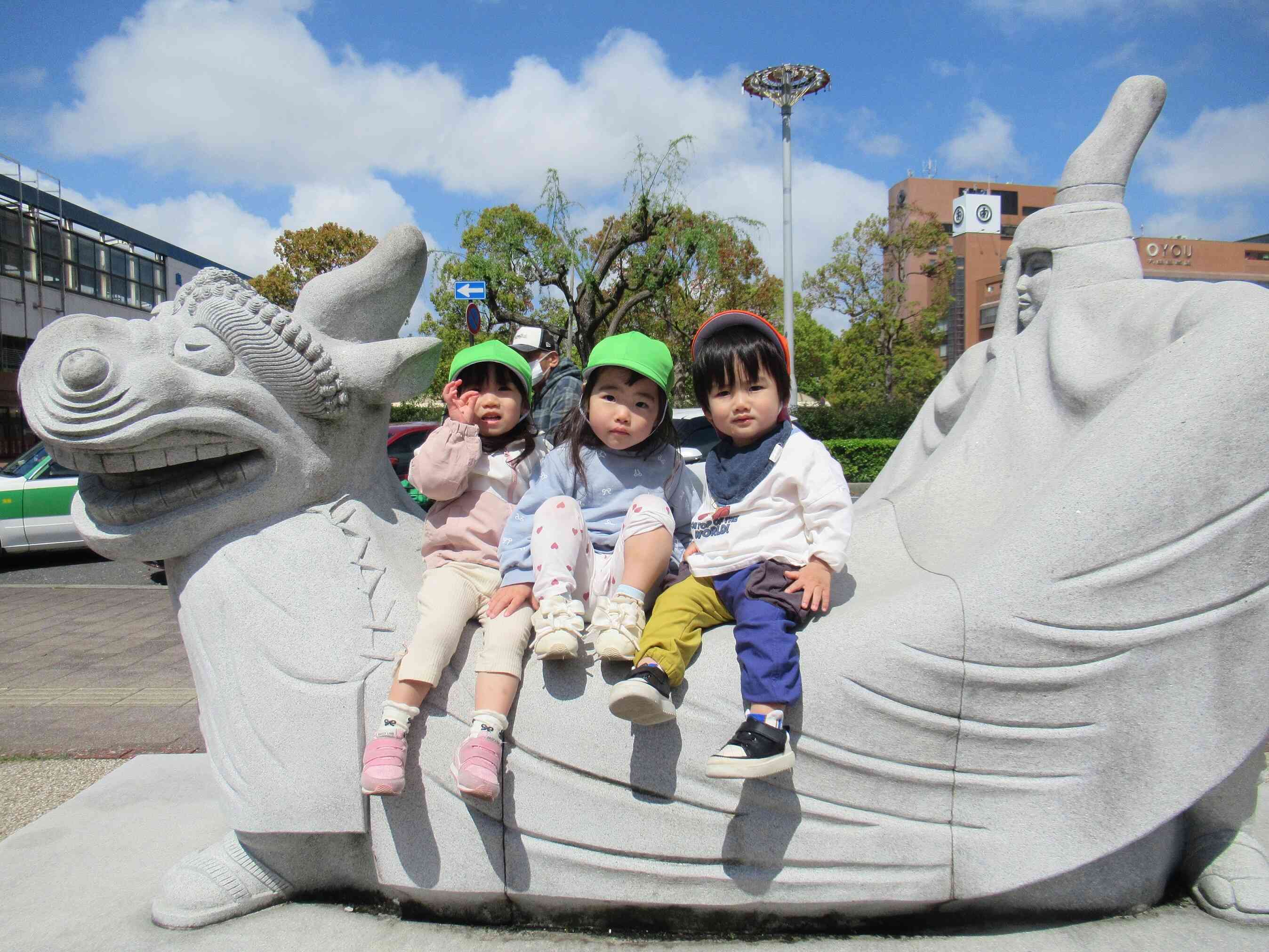 鳥取駅前にある「麒麟獅子」の背中に乗ってみたよ!