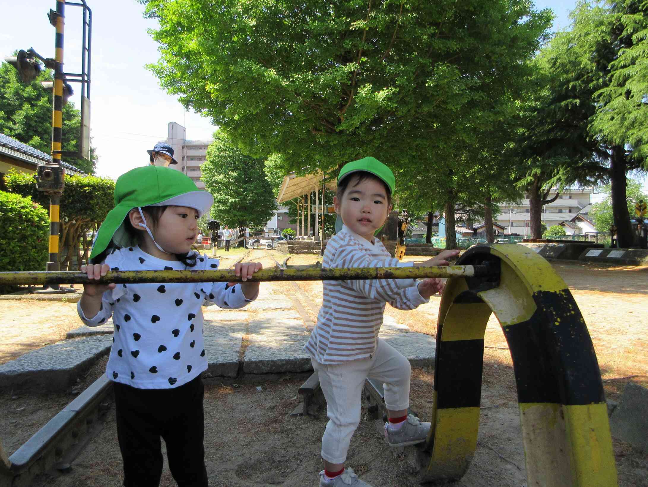 鉄道公園にある踏切や駅のホーム、線路に大喜び！木陰も気持ちがよくてお気に入りの公園です。