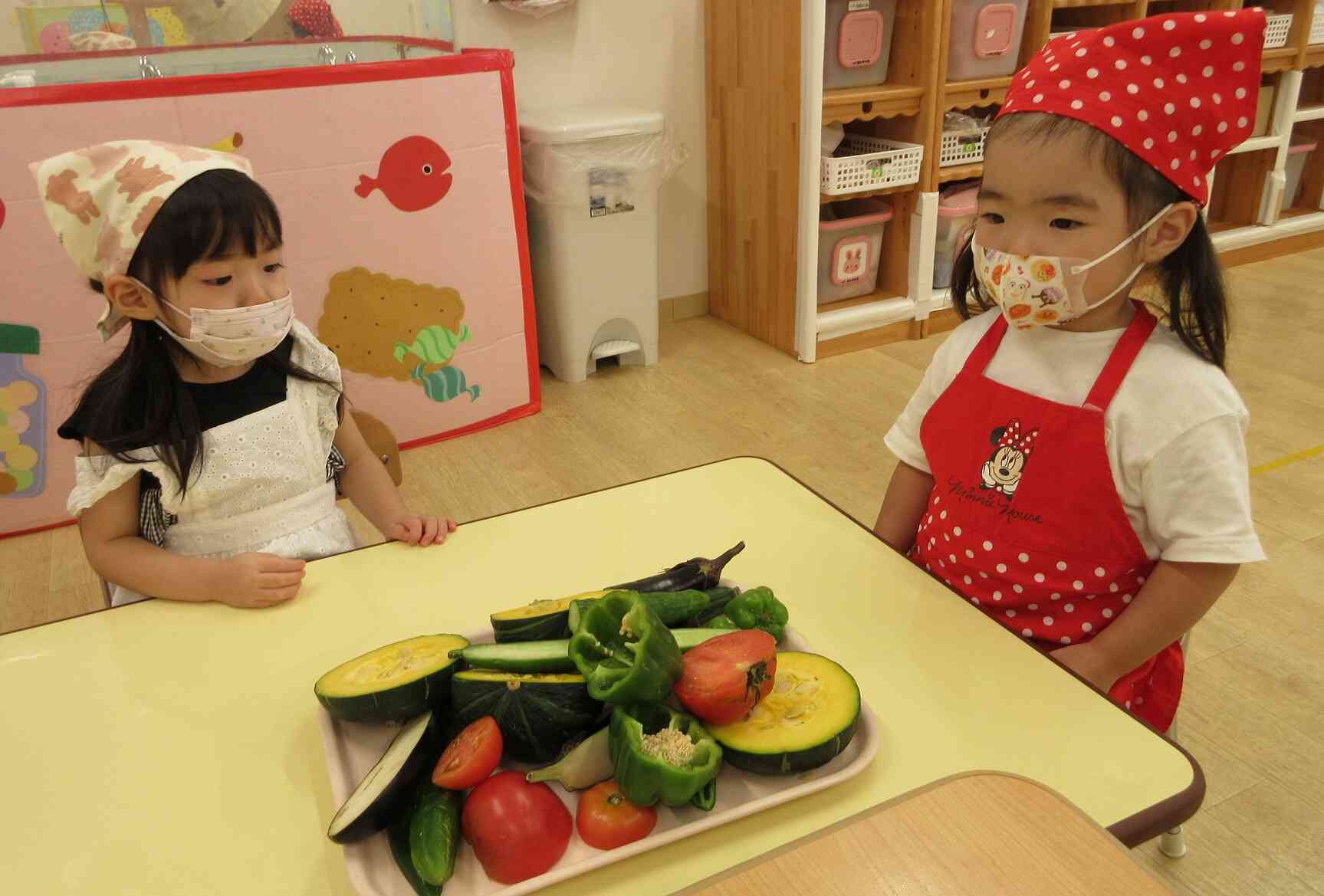 ～7月の食育活動「夏野菜にふれよう」～