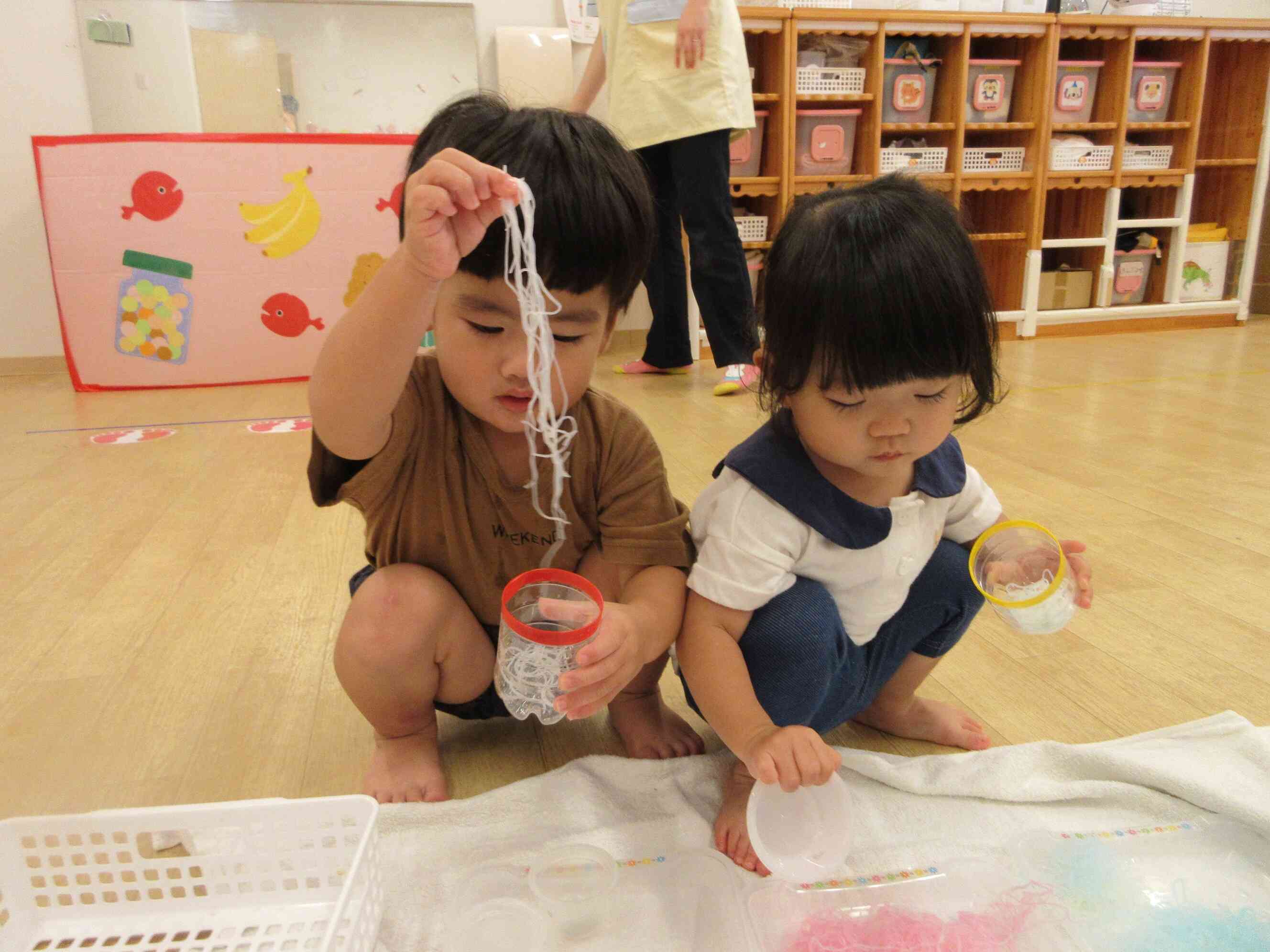 感触遊び～春雨で遊んだよ～