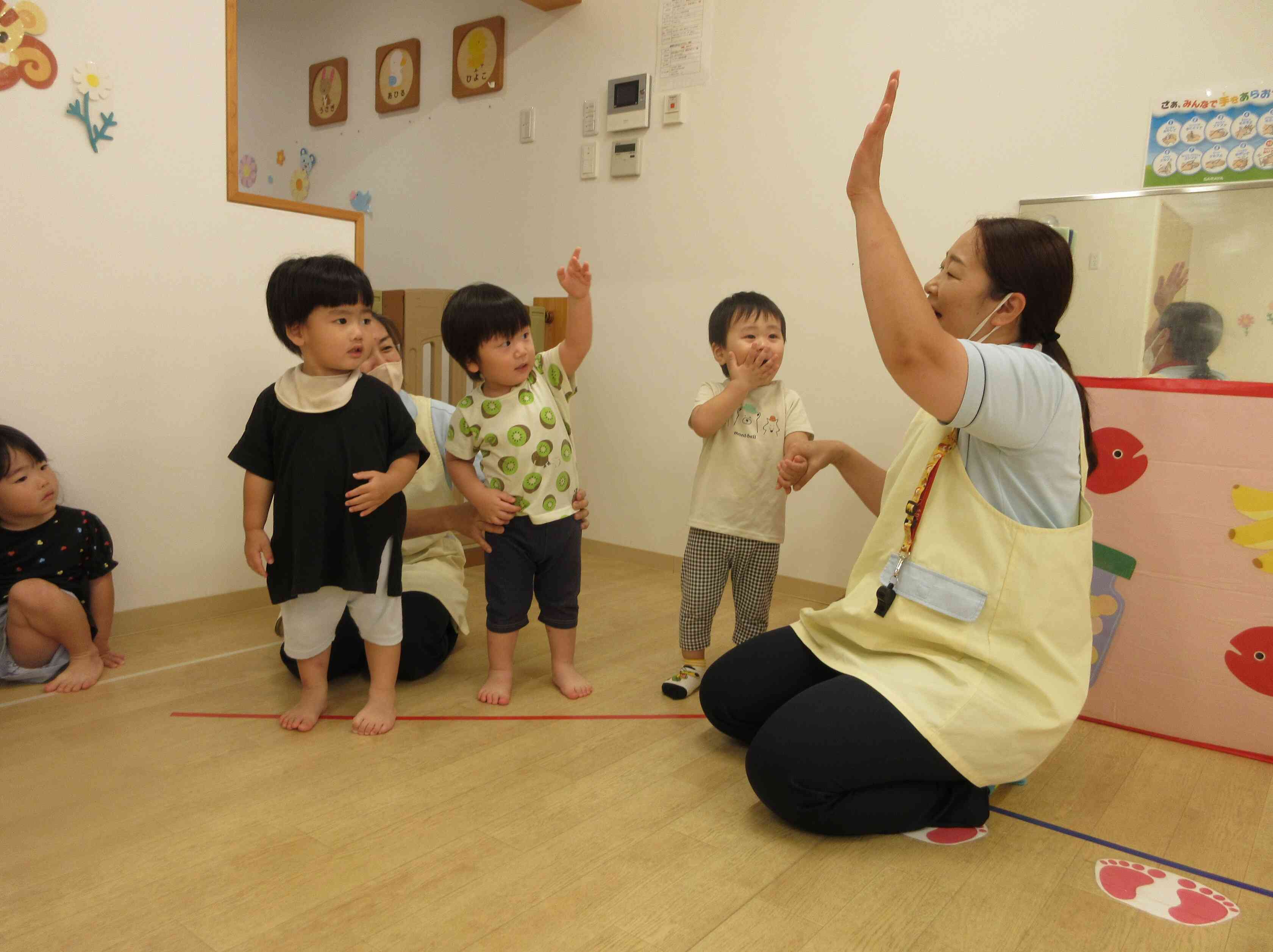 お名前を呼んでもらって「はーい!」とお返事。”いちについて よーい ドン‼” スポーツの秋、たくさん体を動かして遊んでいます。