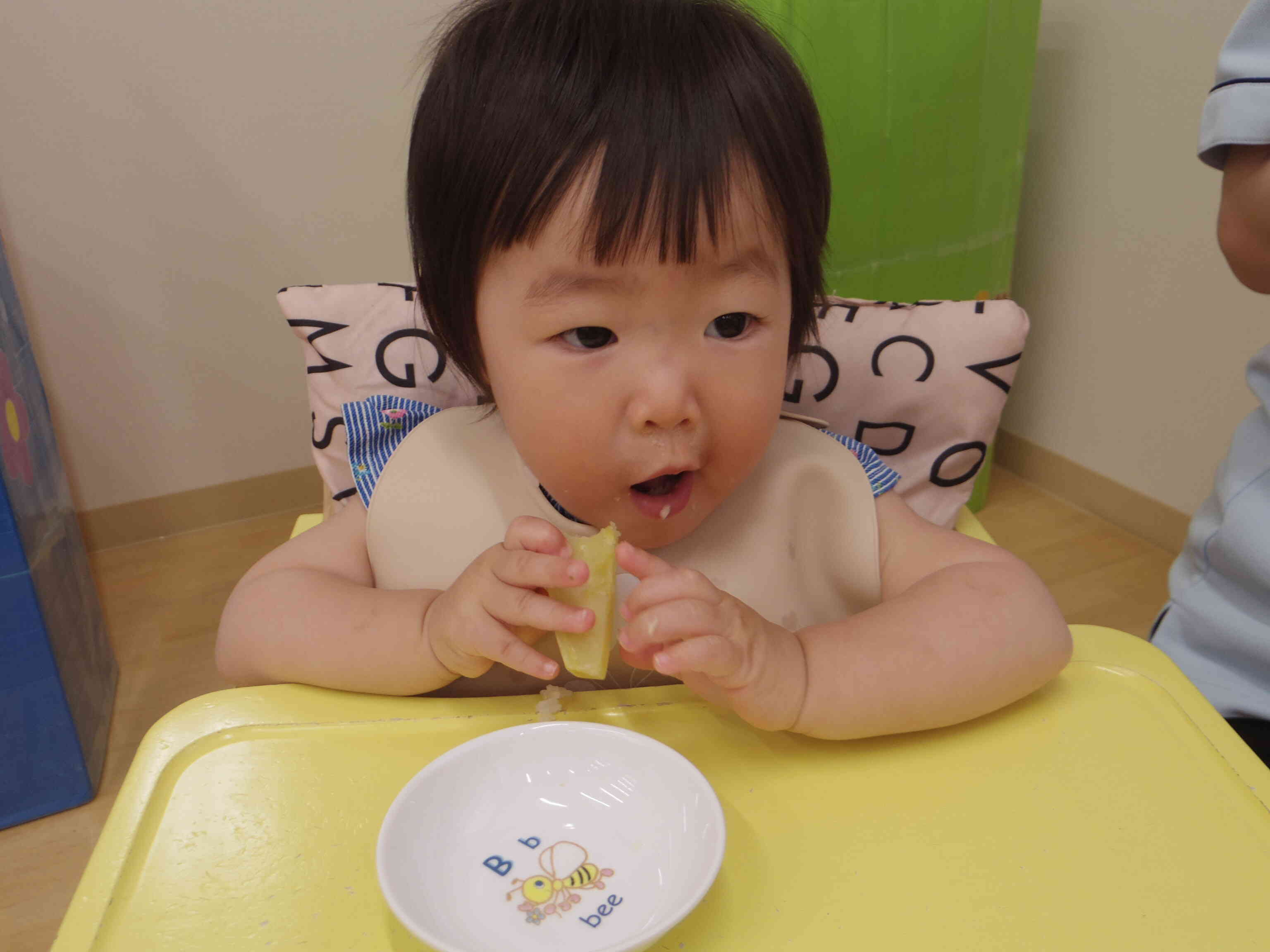 上手に手づかみ食べができるよ
