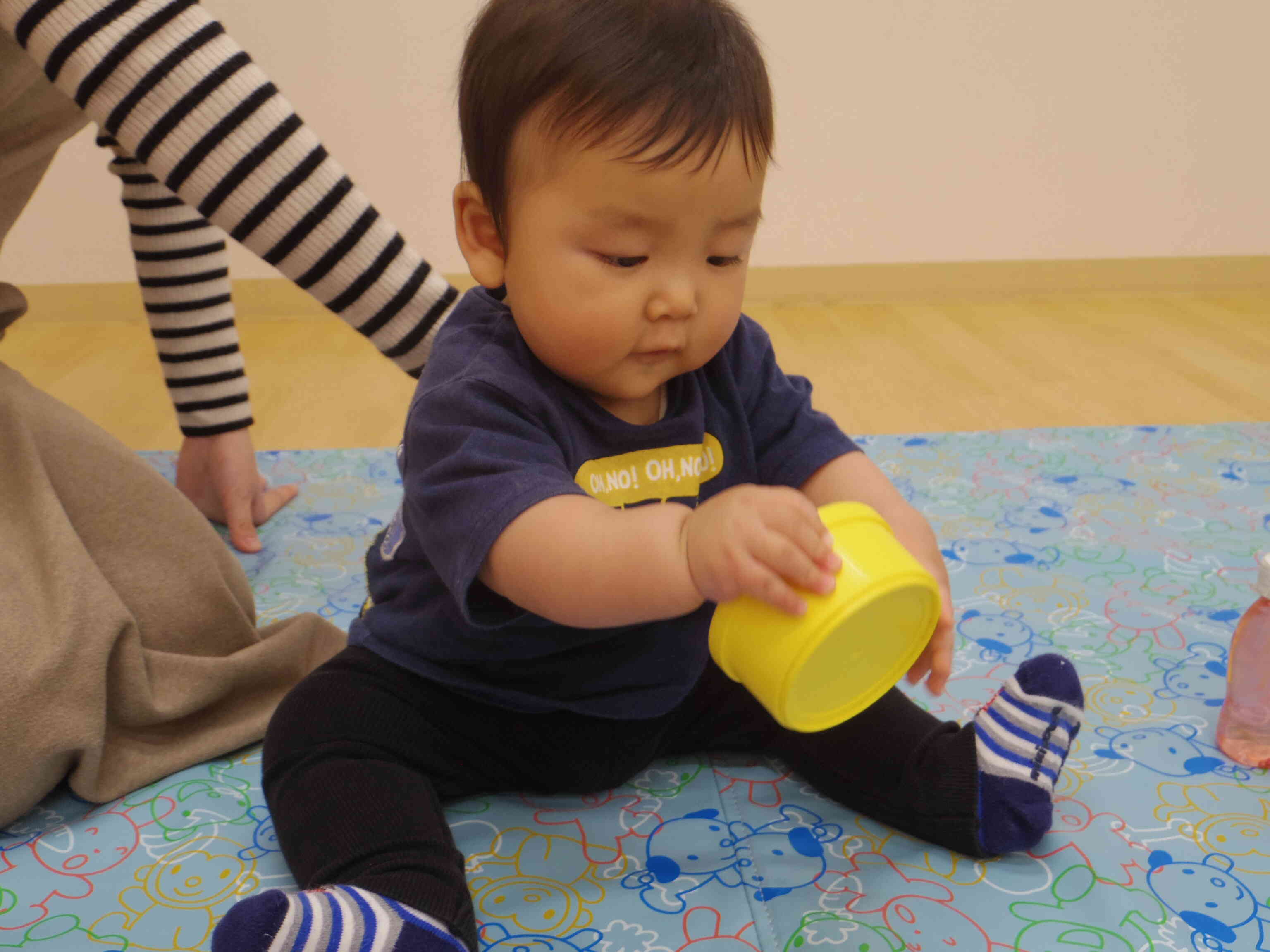 上手に座っておもちゃに興味津々！！