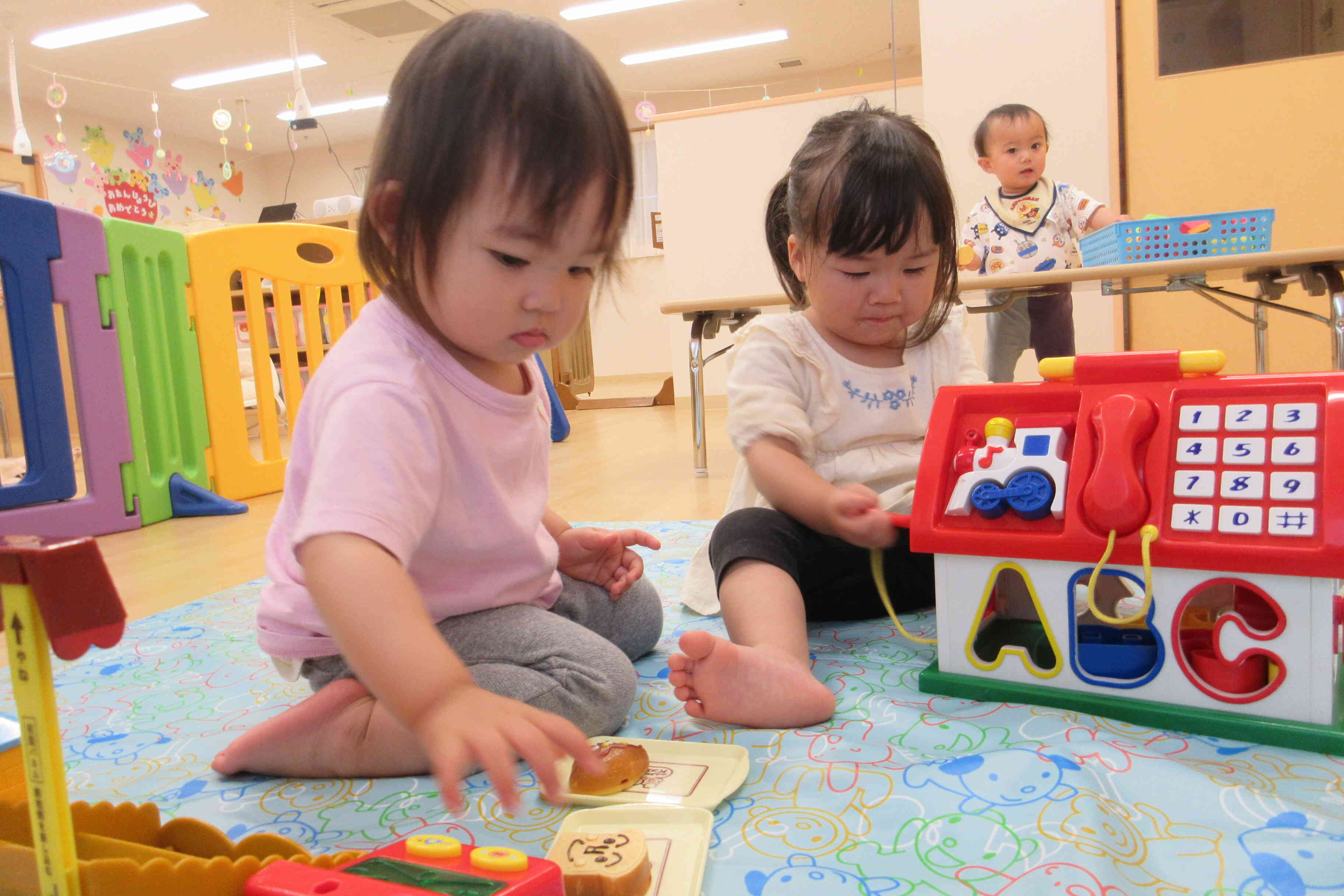 それぞれ遊びたいおもちゃを選んで遊んでいます♪