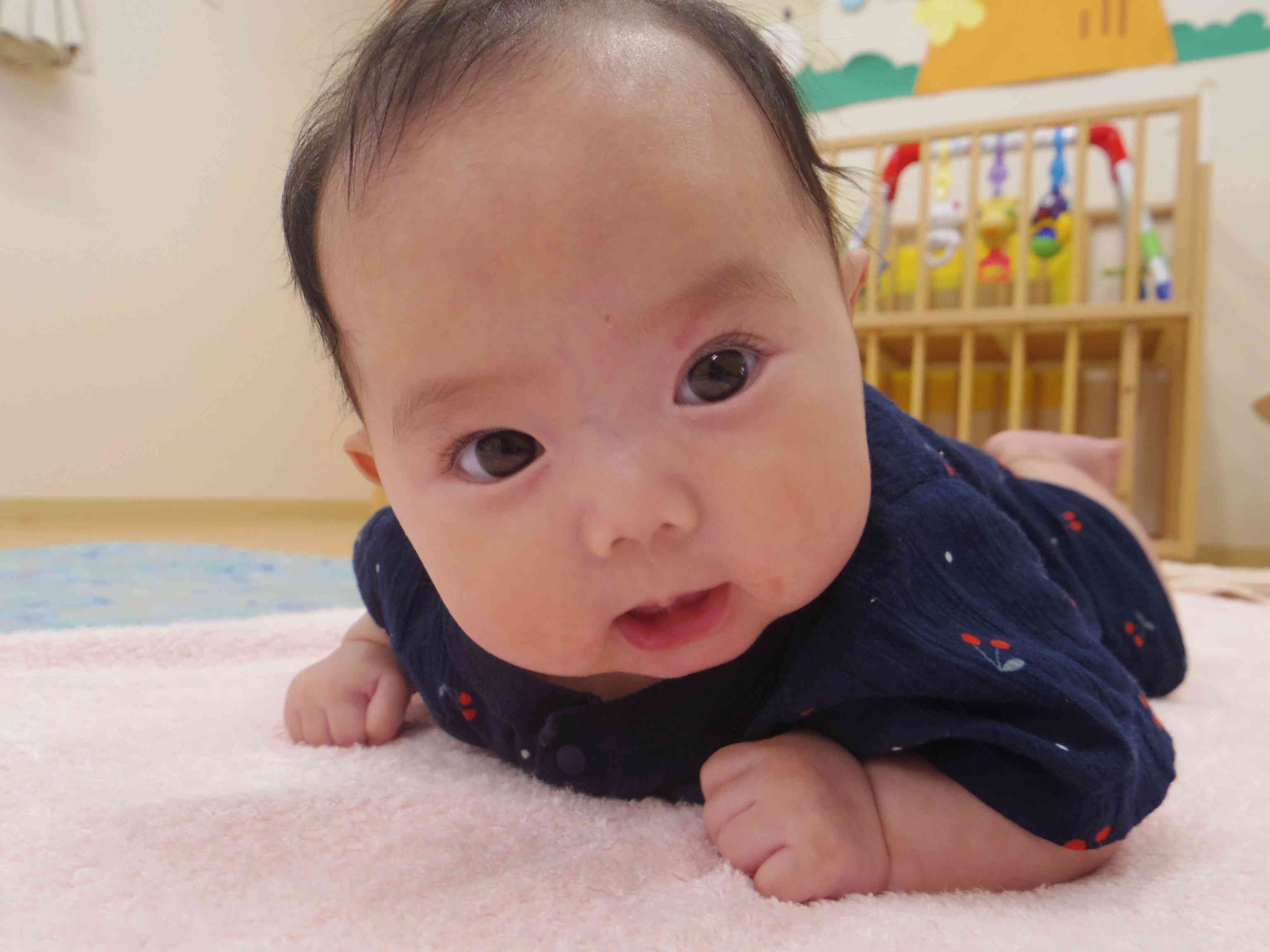 （ひよこ組、０歳児）うつぶせ練習‼