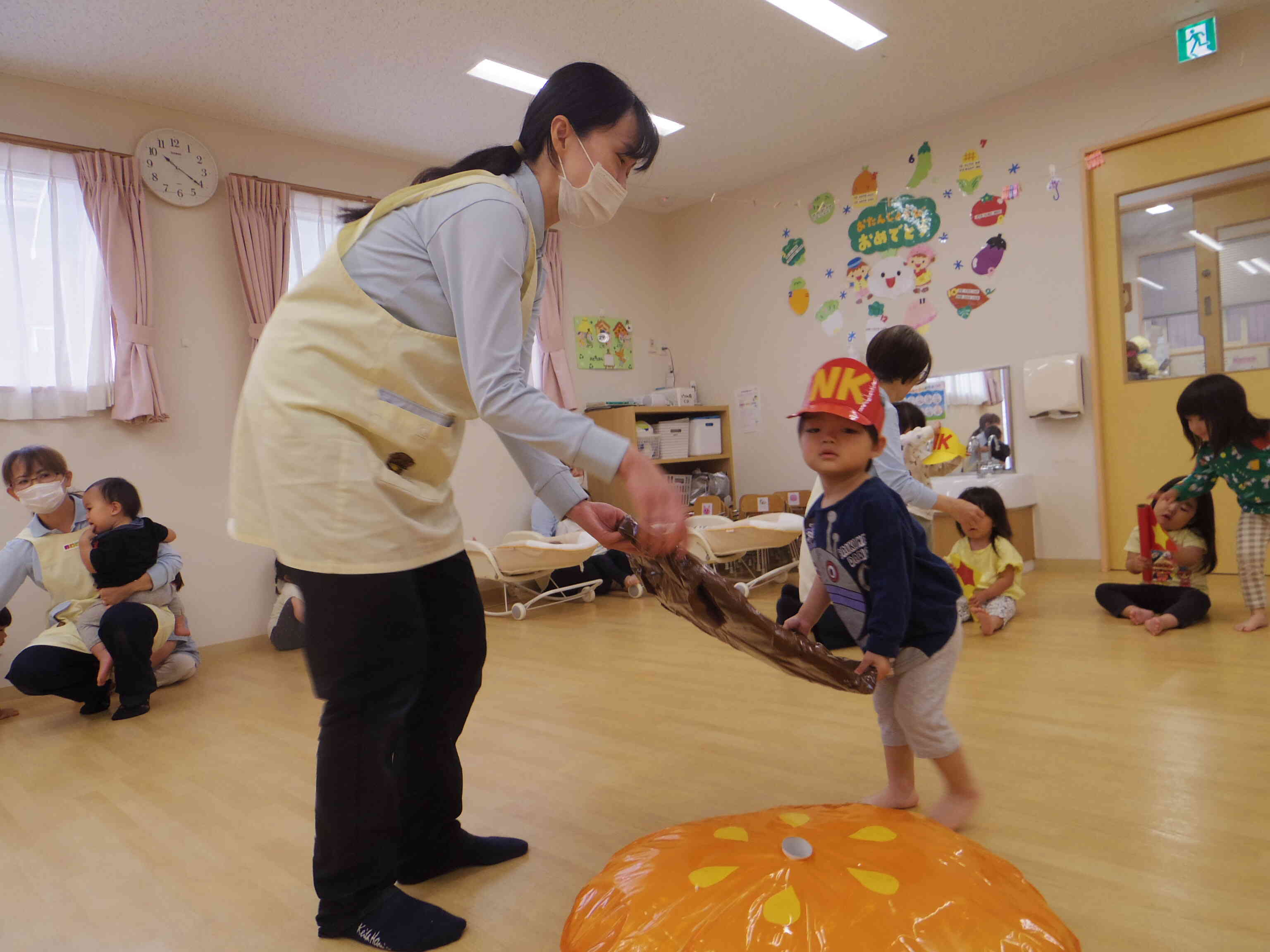 上にバンズをのせるよ