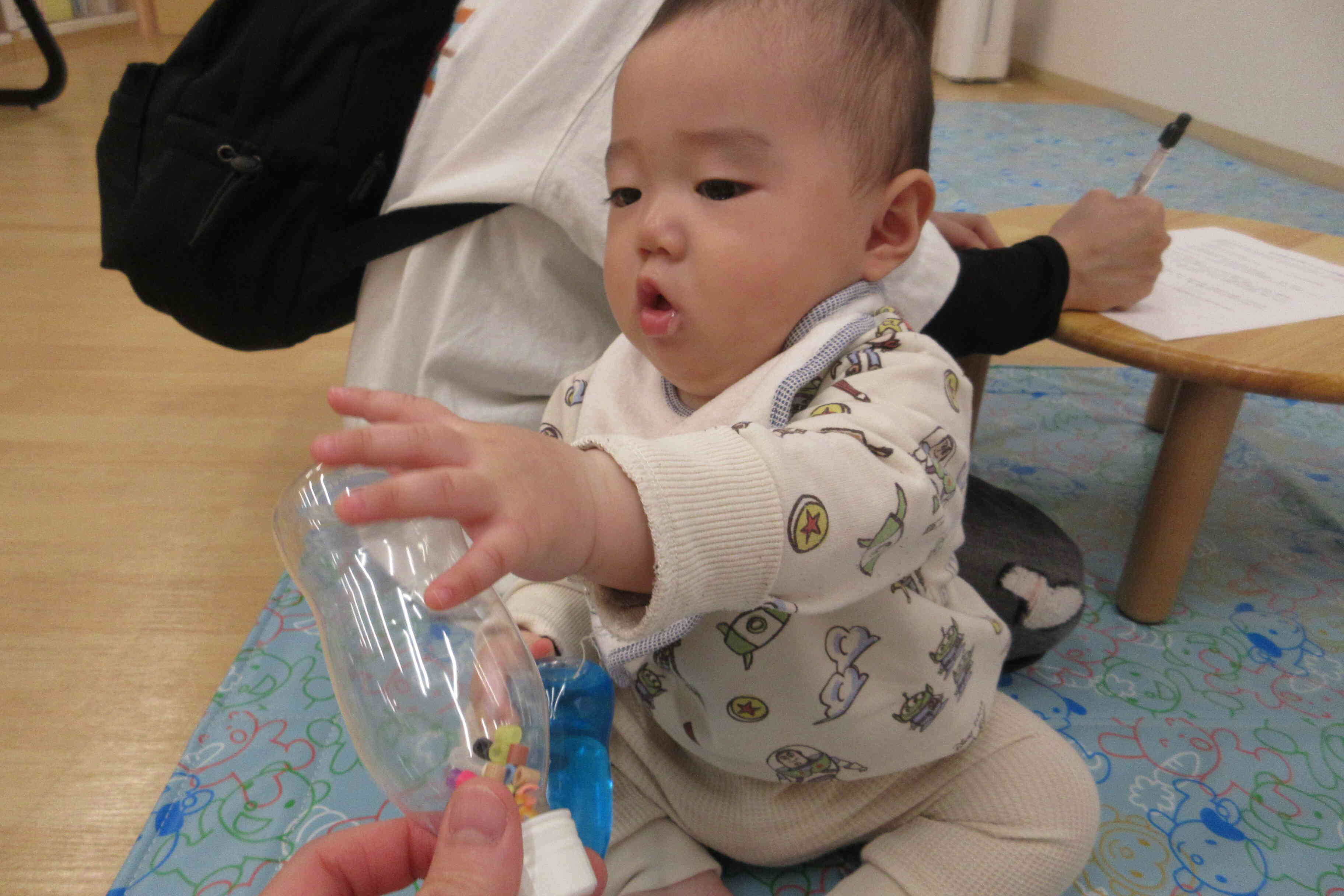 手作りおもちゃに興味津々です！