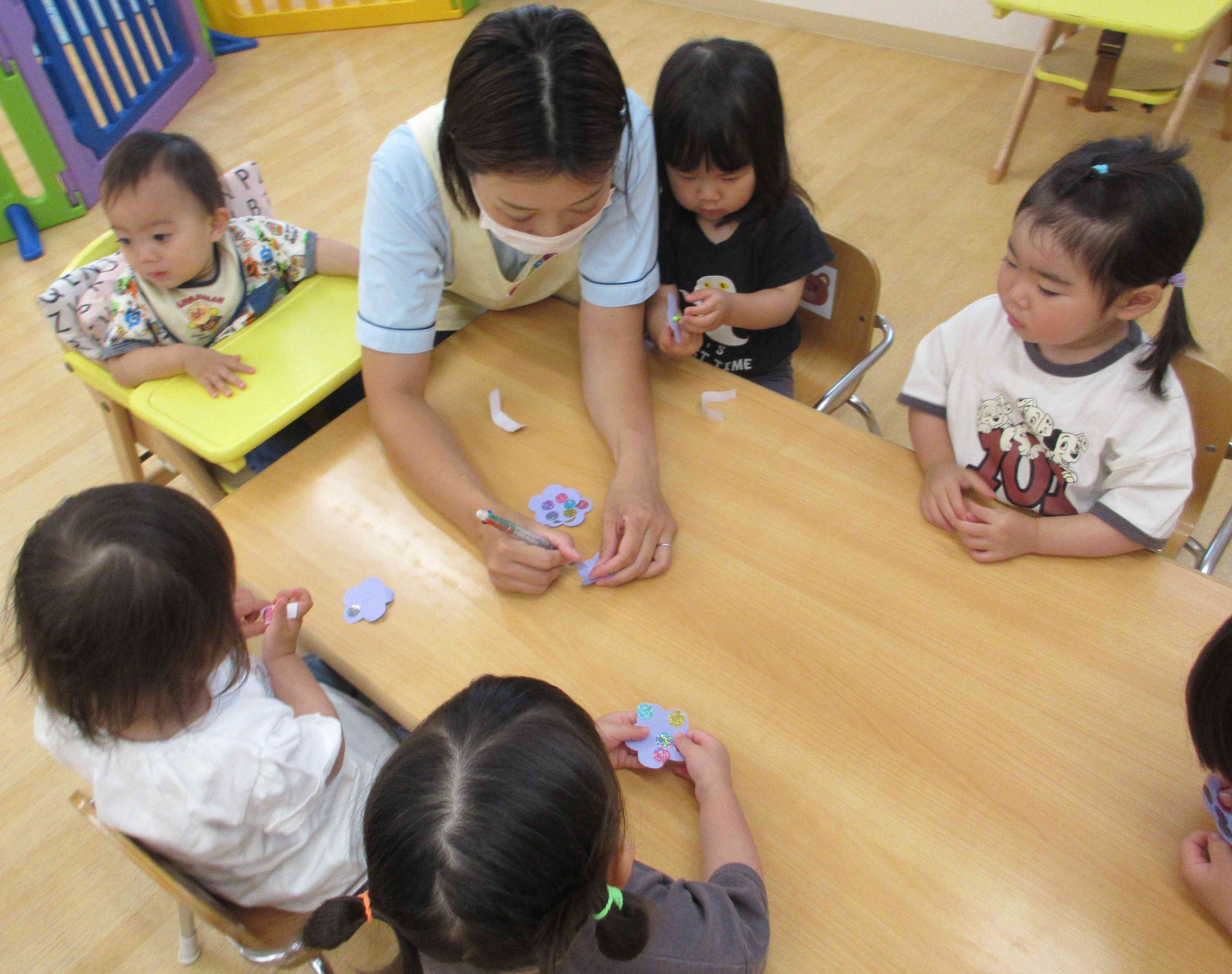 (あひる組、1歳児)季節の製作楽しんでいます!